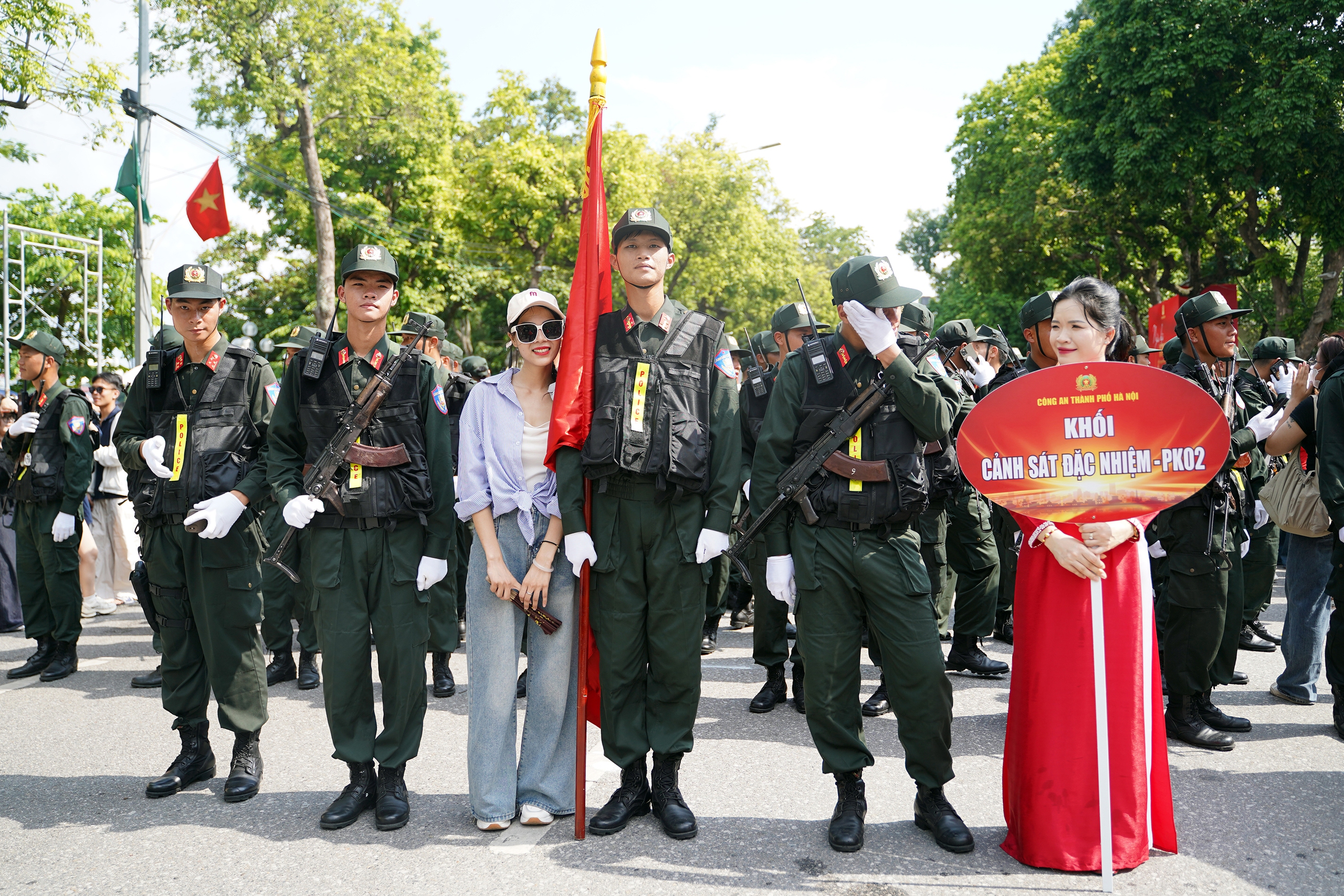 Gần 3.000 c&aacute;n bộ, chiến sĩ C&ocirc;ng an H&agrave; Nội diễu h&agrave;nh, tr&igrave;nh diễn v&otilde; thuật b&ecirc;n hồ Gươm- Ảnh 16.