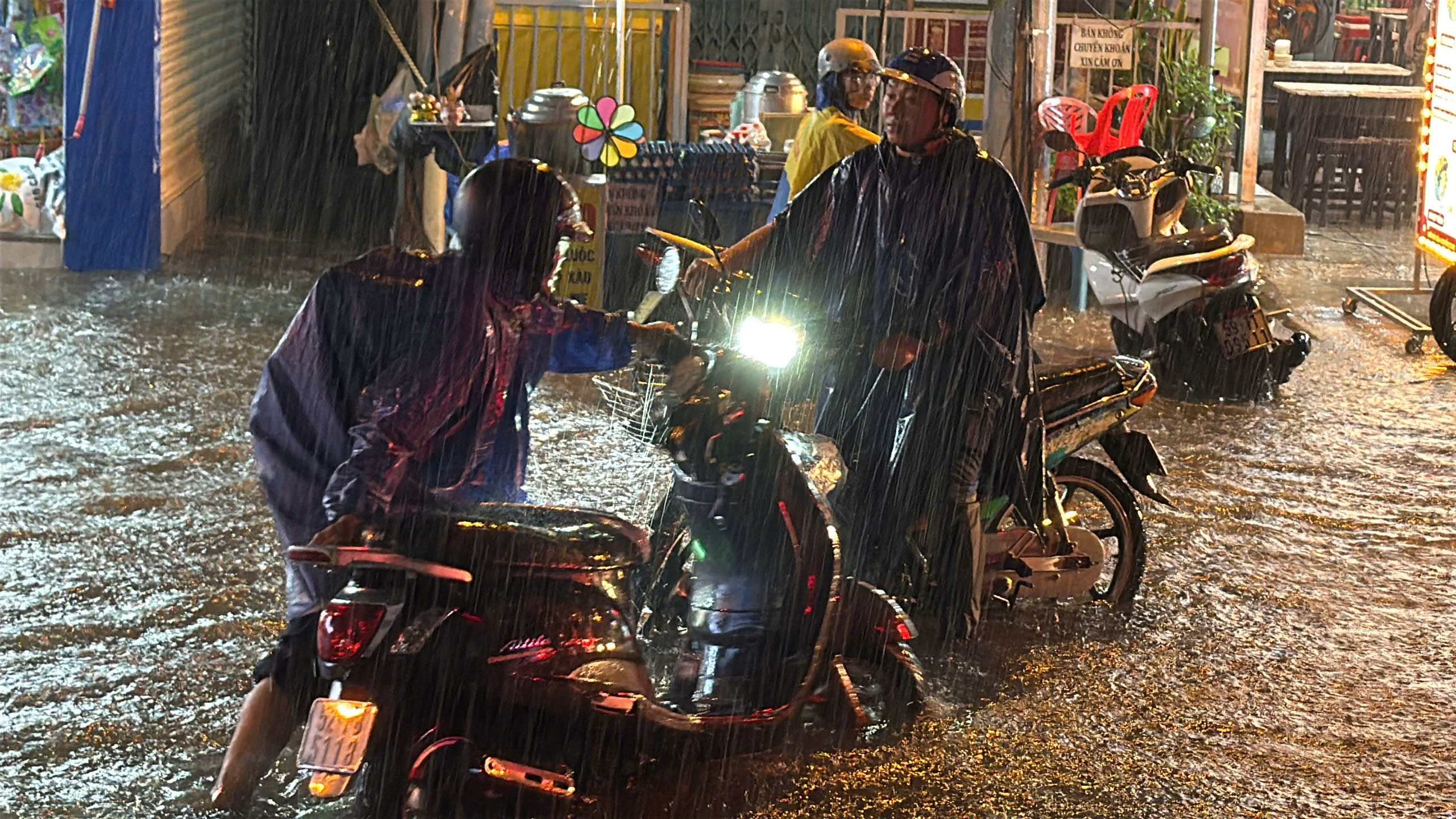 Mưa lớn nhấn ch&igrave;m nhiều tuyến đường ở TP.HCM, người d&acirc;n chật vật khi đi lại- Ảnh 10.