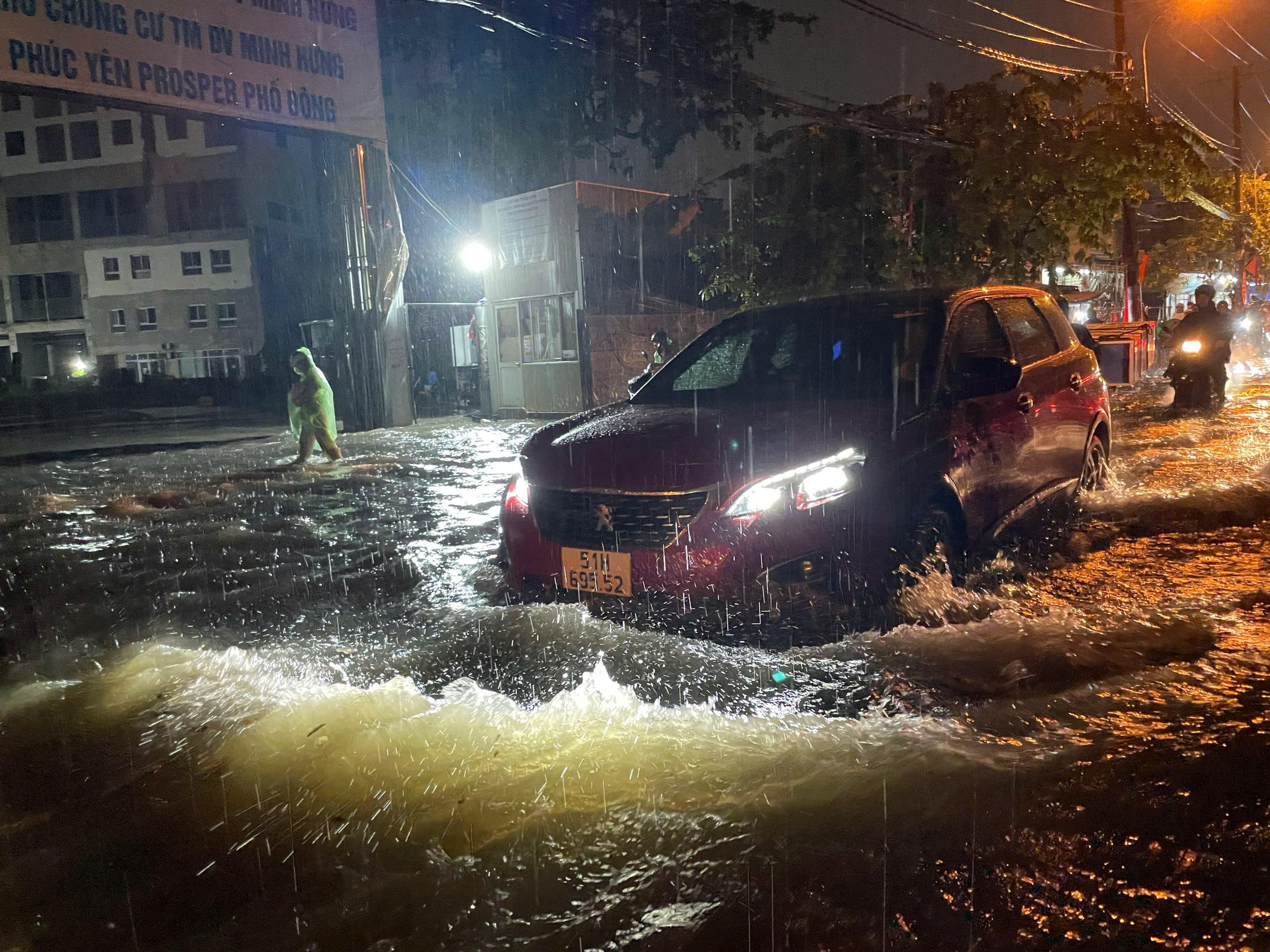 Mưa lớn nhấn ch&igrave;m nhiều tuyến đường ở TP.HCM, người d&acirc;n chật vật khi đi lại- Ảnh 4.