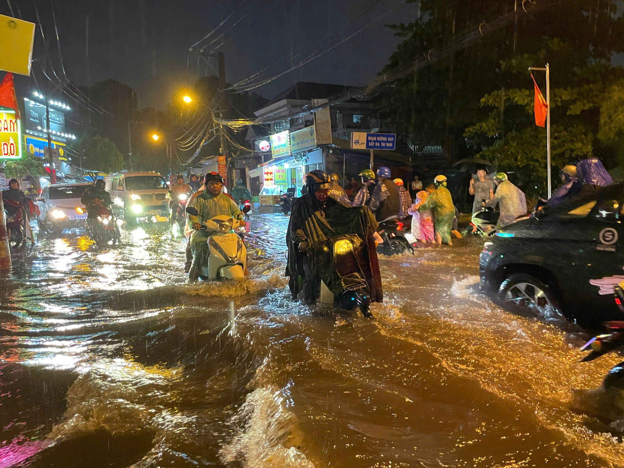 Mưa lớn nhấn ch&igrave;m nhiều tuyến đường ở TP.HCM, người d&acirc;n chật vật khi đi lại- Ảnh 9.