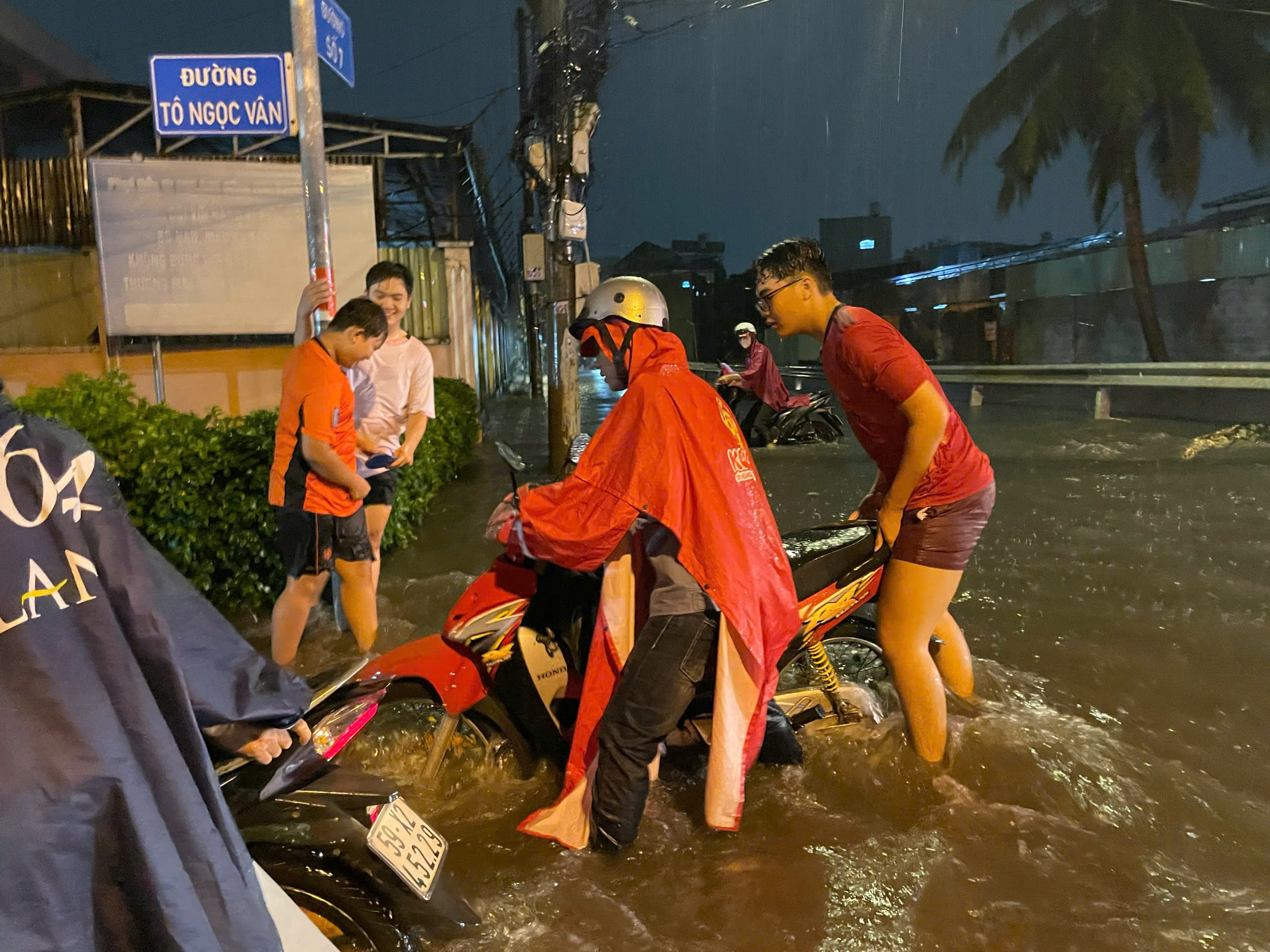Mưa lớn nhấn ch&igrave;m nhiều tuyến đường ở TP.HCM, người d&acirc;n chật vật khi đi lại- Ảnh 8.