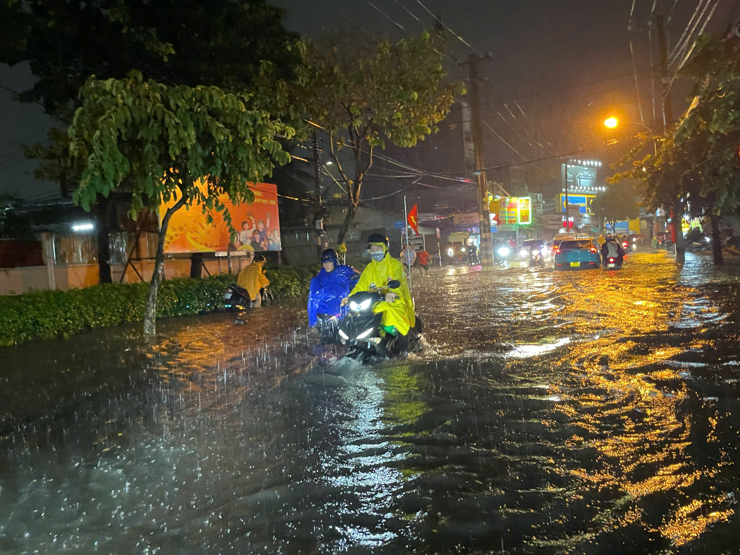 Mưa lớn nhấn ch&igrave;m nhiều tuyến đường ở TP.HCM, người d&acirc;n chật vật khi đi lại- Ảnh 2.