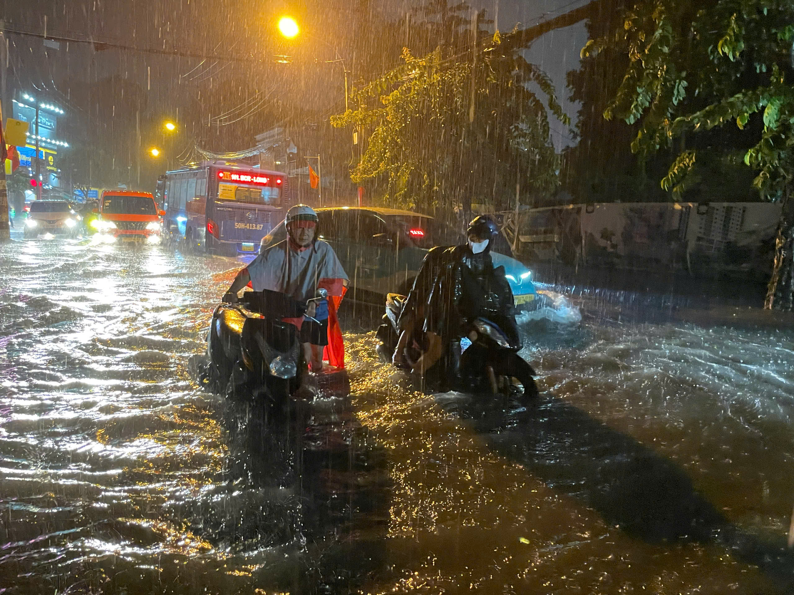 Mưa lớn nhấn ch&igrave;m nhiều tuyến đường ở TP.HCM, người d&acirc;n chật vật khi đi lại- Ảnh 7.