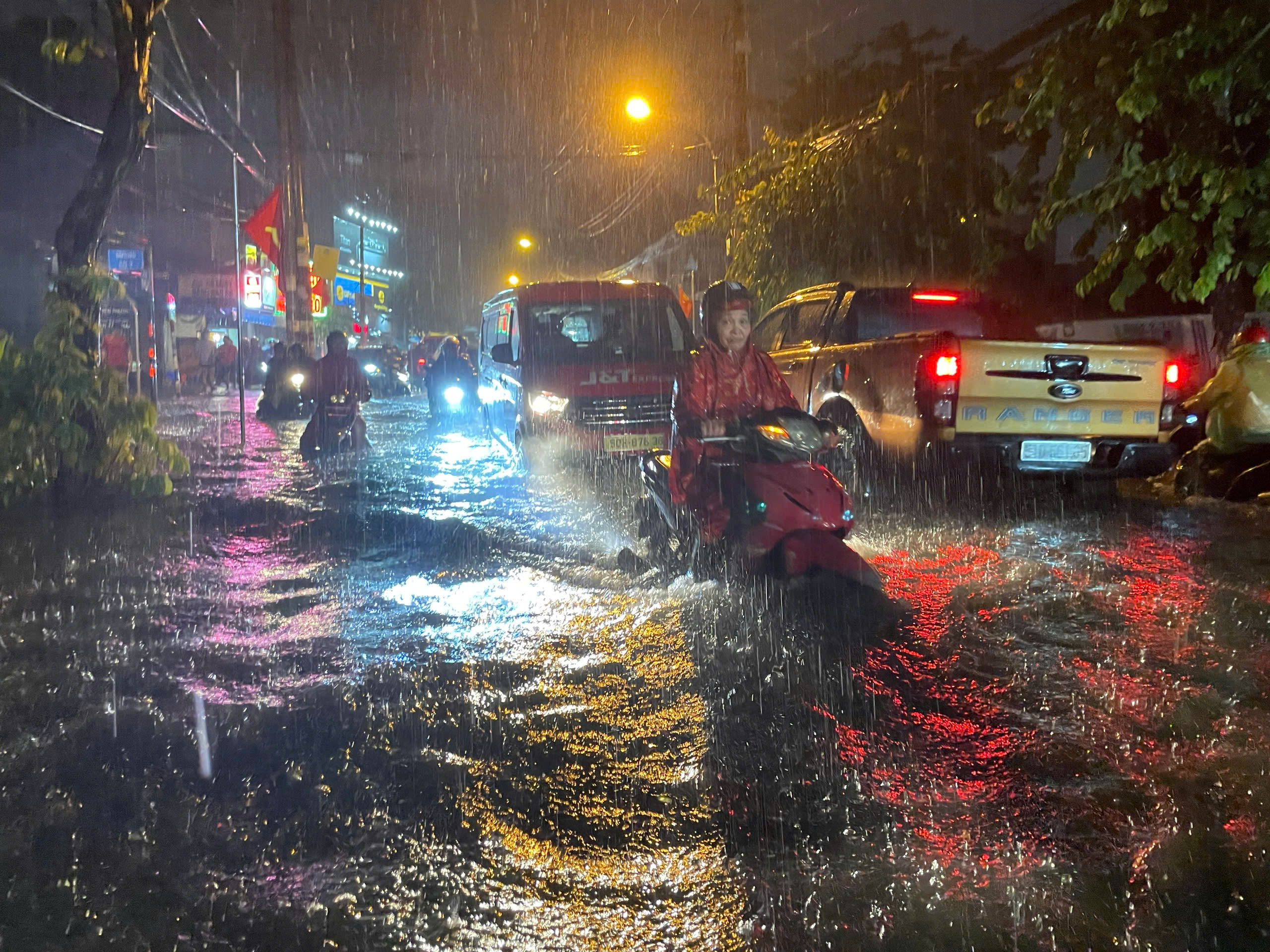 Mưa lớn nhấn ch&igrave;m nhiều tuyến đường ở TP.HCM, người d&acirc;n chật vật khi đi lại- Ảnh 1.