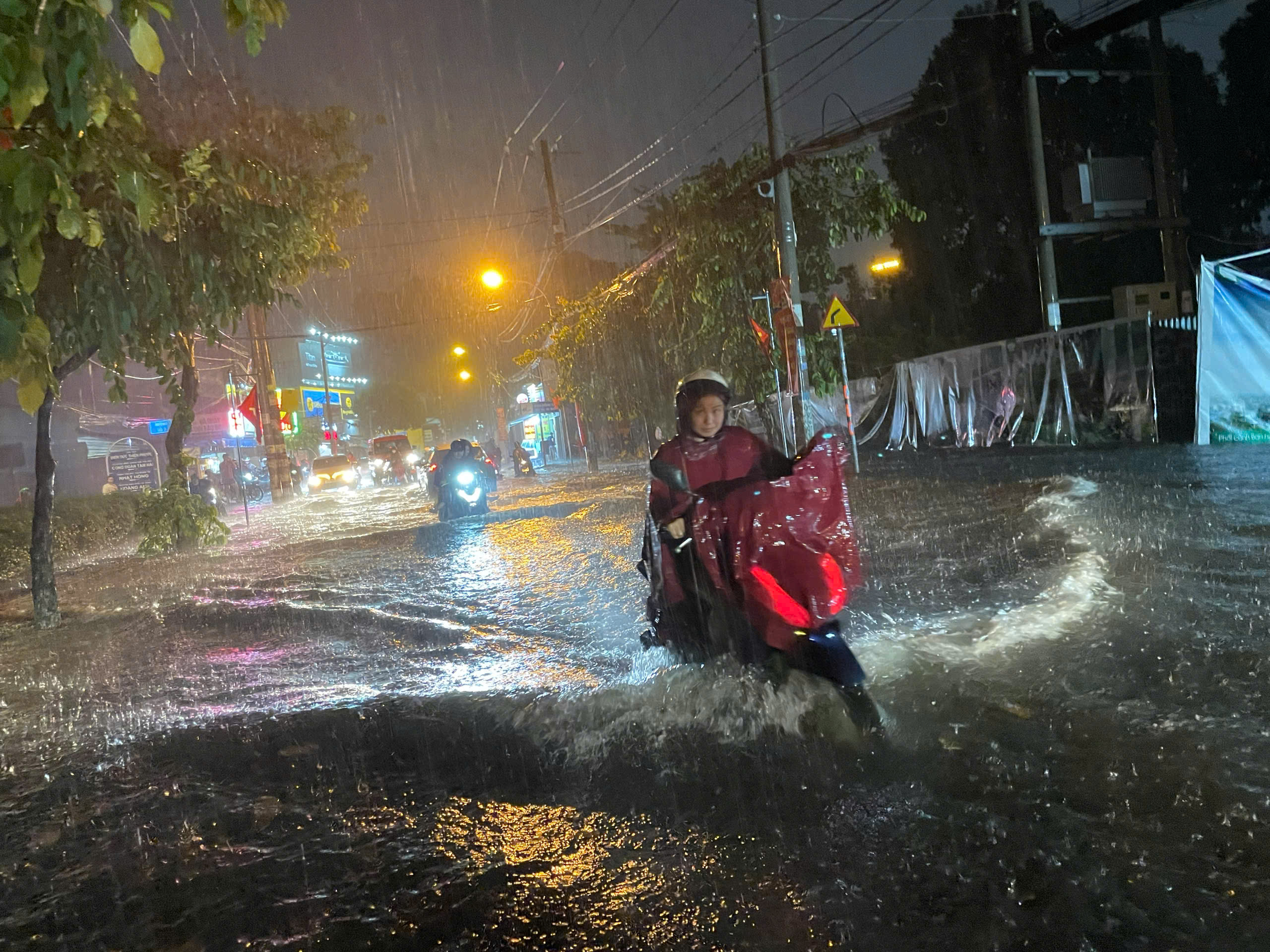 Mưa lớn nhấn ch&igrave;m nhiều tuyến đường ở TP.HCM, người d&acirc;n chật vật khi đi lại- Ảnh 5.