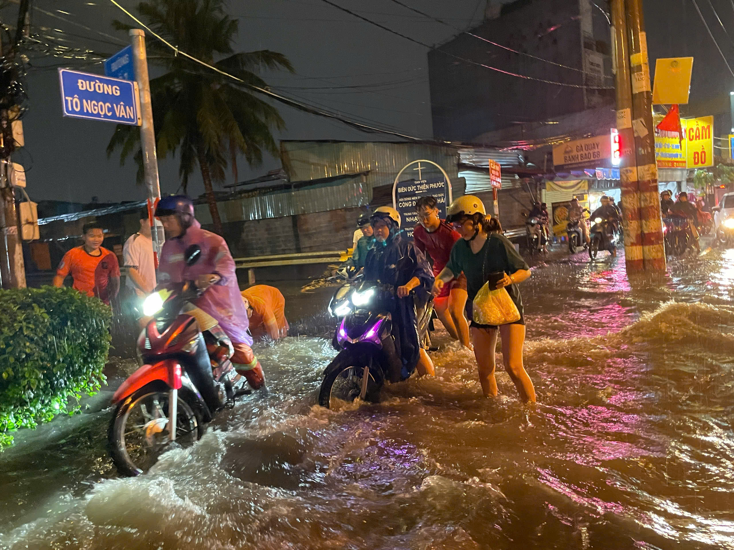 Mưa lớn nhấn ch&igrave;m nhiều tuyến đường ở TP.HCM, người d&acirc;n chật vật khi đi lại- Ảnh 6.
