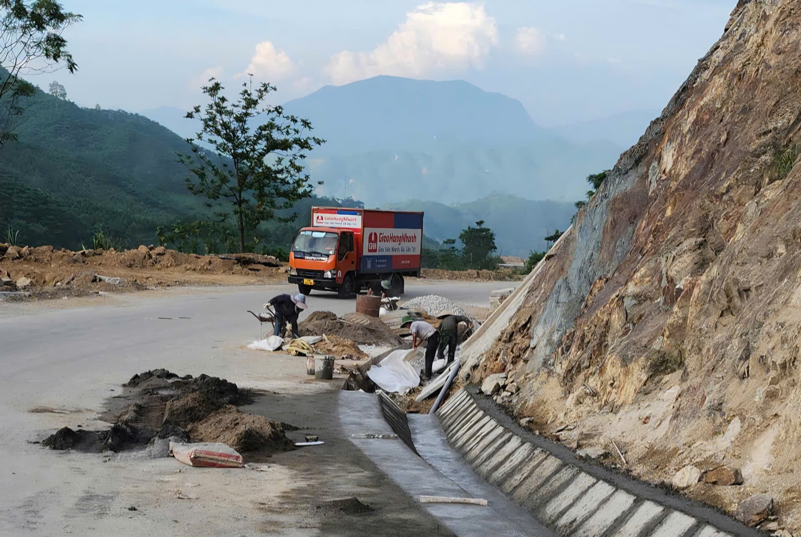 Ăn núi, ngủ rừng và lời hứa tiến độ tuyến đường hơn 1.300 tỷ đồng nối Lào Cai - Lai Châu- Ảnh 6. Ăn núi, ngủ rừng và lời hứa tiến độ tuyến đường hơn 1.300 tỷ đồng nối Lào Cai - Lai Châu- Ảnh 6.