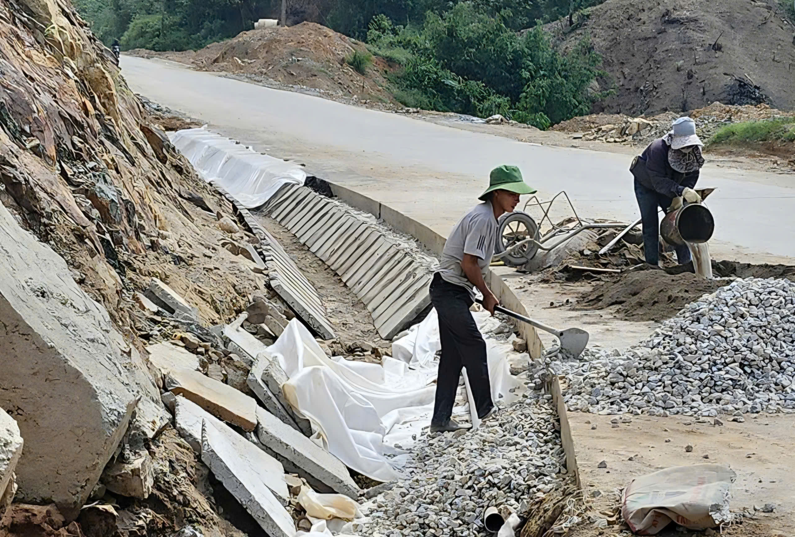 Ăn núi, ngủ rừng và lời hứa tiến độ tuyến đường hơn 1.300 tỷ đồng nối Lào Cai - Lai Châu- Ảnh 7. Ăn núi, ngủ rừng và lời hứa tiến độ tuyến đường hơn 1.300 tỷ đồng nối Lào Cai - Lai Châu- Ảnh 7.