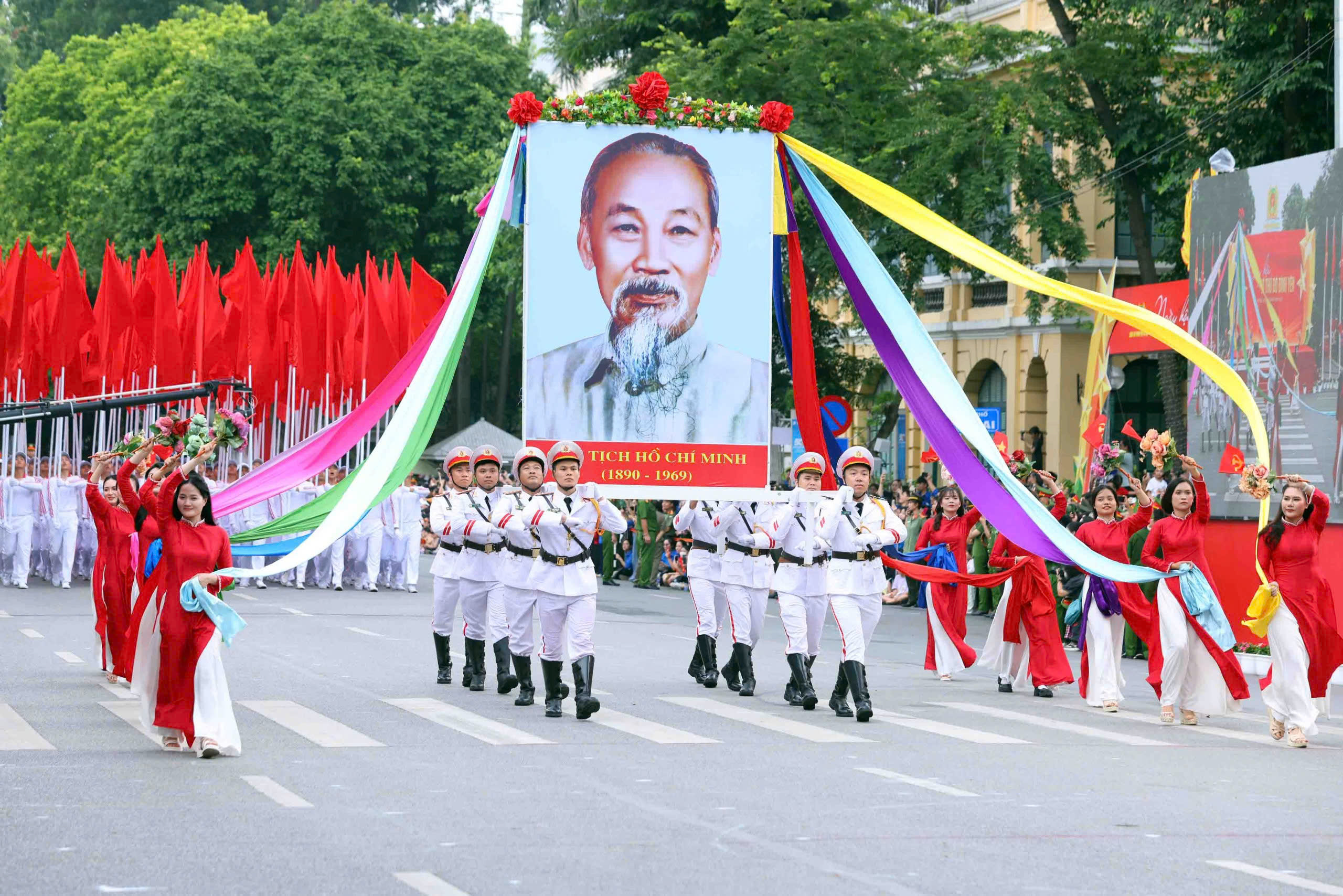 Gần 3.000 c&aacute;n bộ, chiến sĩ C&ocirc;ng an H&agrave; Nội diễu h&agrave;nh, tr&igrave;nh diễn v&otilde; thuật b&ecirc;n hồ Gươm- Ảnh 1.