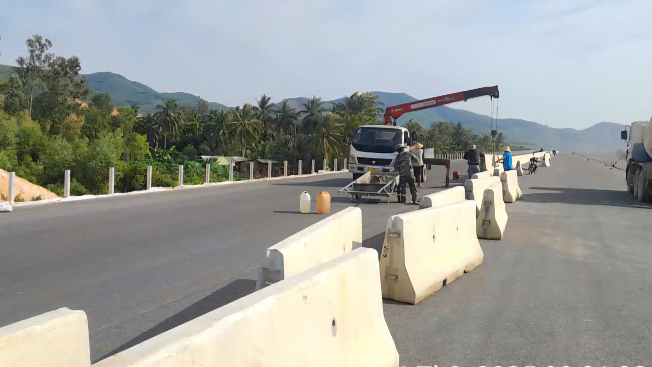 Đua nước r&uacute;t th&ocirc;ng xe kỹ thuật 10km cao tốc Quảng Ng&atilde;i - Ho&agrave;i Nhơn- Ảnh 11.