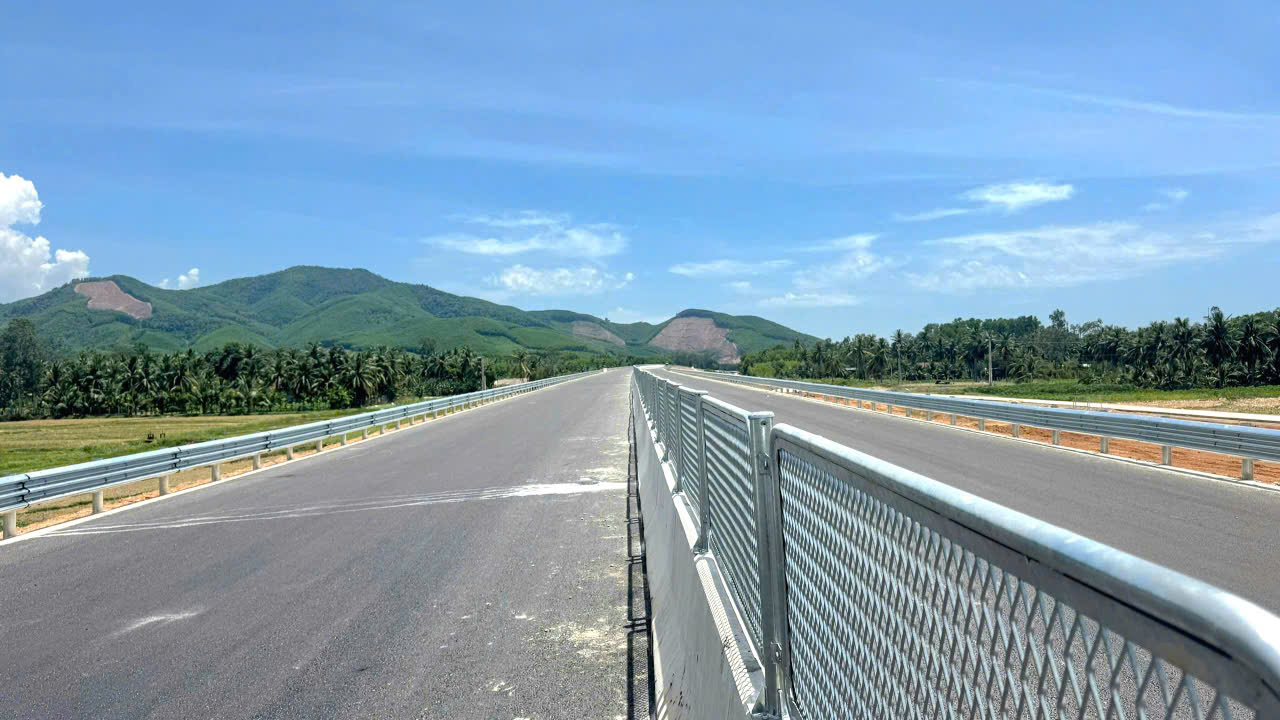 Đua nước r&uacute;t th&ocirc;ng xe kỹ thuật 10km cao tốc Quảng Ng&atilde;i - Ho&agrave;i Nhơn- Ảnh 12.