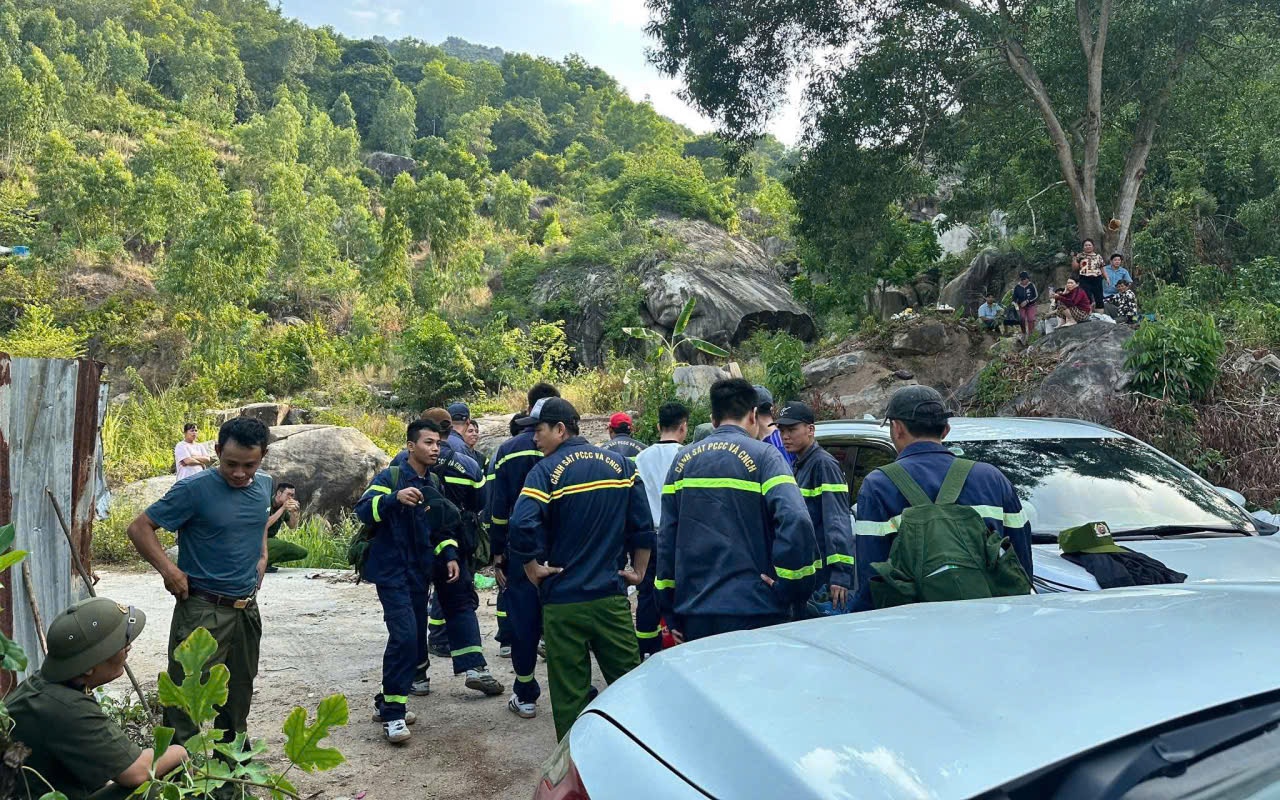 Hai du khách Nga kiệt sức khi leo núi Cô Tiên được giải cứu an toàn- Ảnh 2. Tìm thấy thi thể nam thanh niên leo núi mất liên lạc sau 6 ngày tìm kiếm