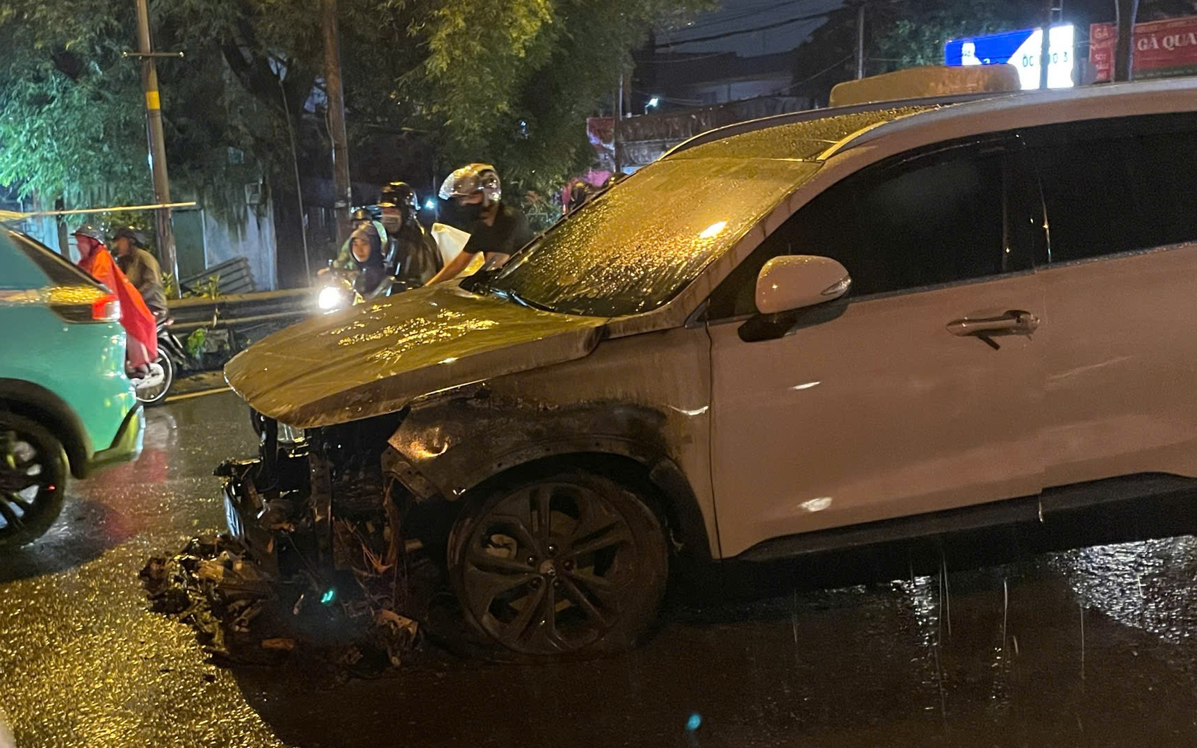 &Ocirc; t&ocirc; bốc ch&aacute;y trong cơn mưa lớn tại TP.HCM