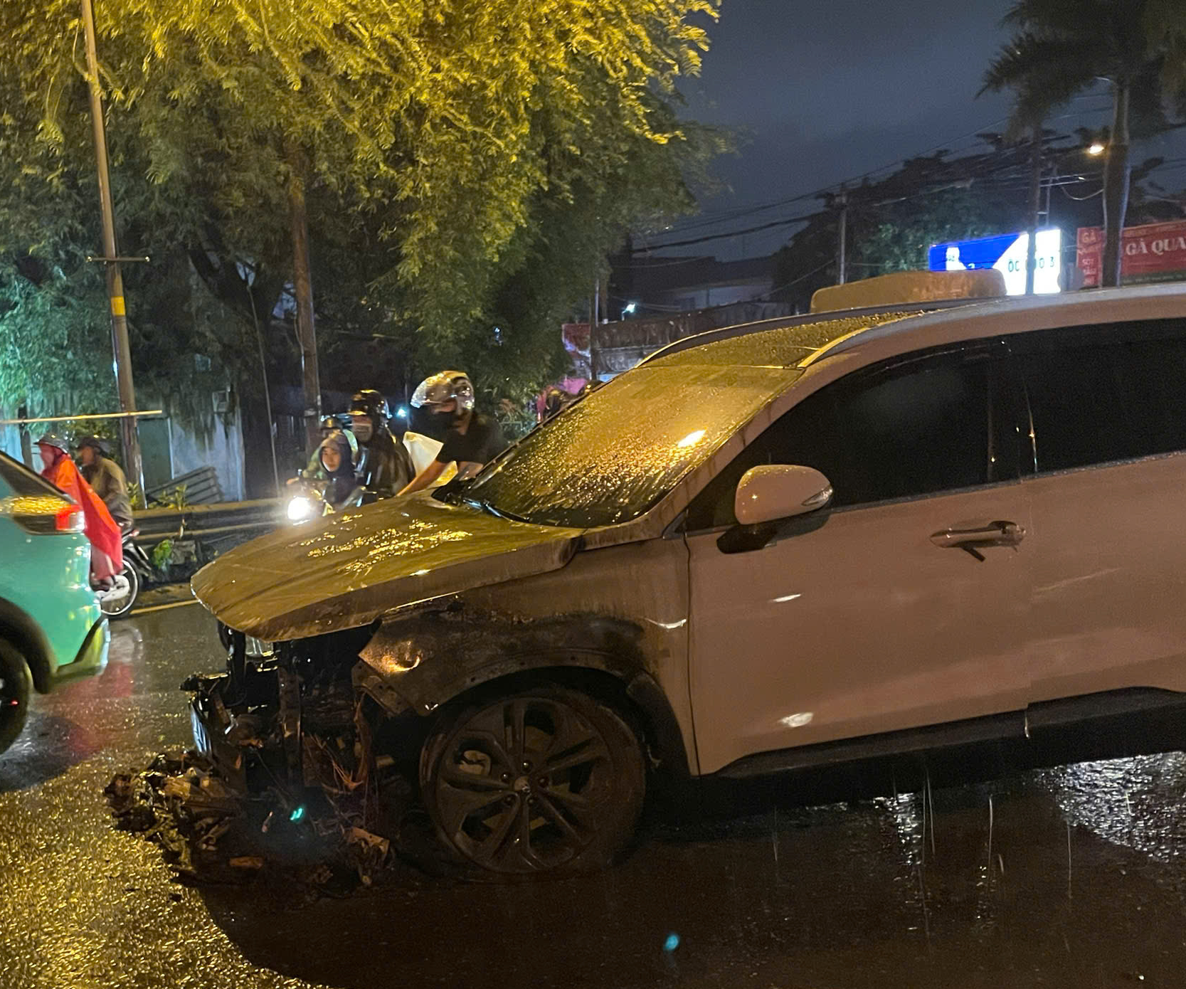 &Ocirc; t&ocirc; bốc ch&aacute;y trong cơn mưa lớn tại TP.HCM- Ảnh 1.