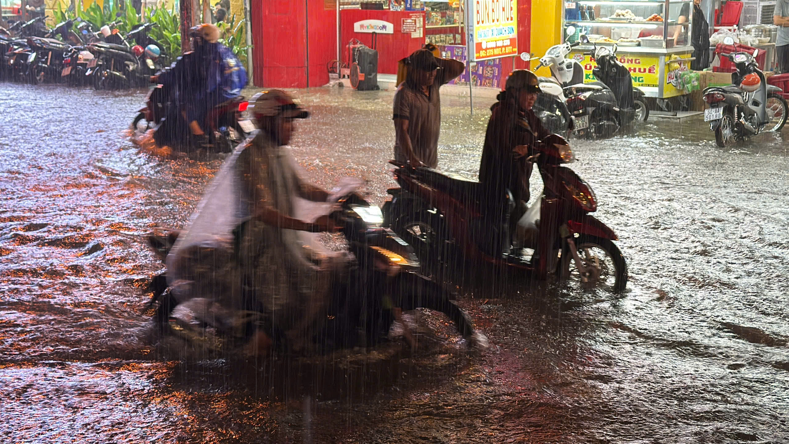 Mưa lớn nhấn ch&igrave;m nhiều tuyến đường ở TP.HCM, người d&acirc;n chật vật khi đi lại- Ảnh 3.