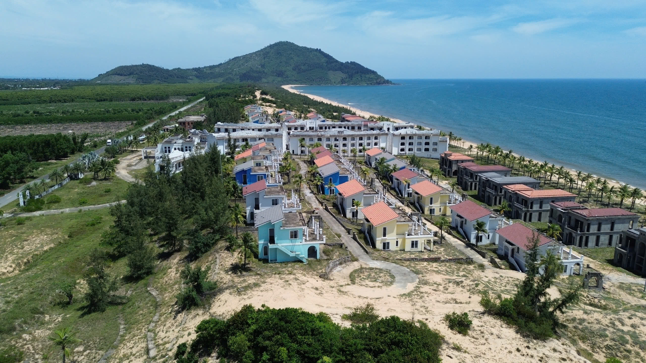 Huế: Hoang t&agrave;n khu nghỉ dưỡng bỏ hoang dọc b&atilde;i biển Lăng C&ocirc;- Ảnh 1.