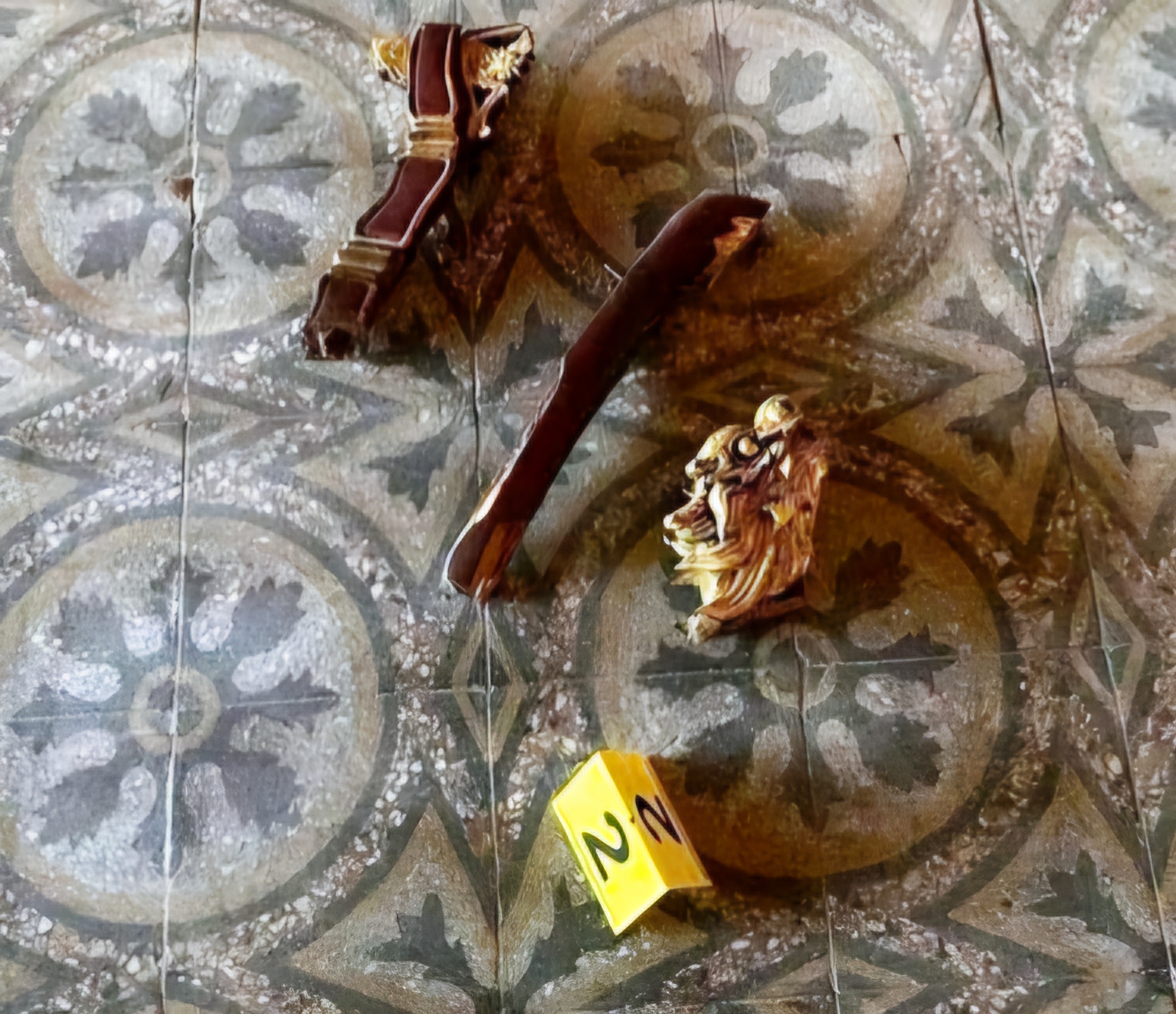 Chốt phương án phục chế Ngai vua triều Nguyễn bị khách bẻ gãy- Ảnh 2. Chốt phương án phục chế Ngai vua triều Nguyễn bị khách bẻ gãy- Ảnh 2.