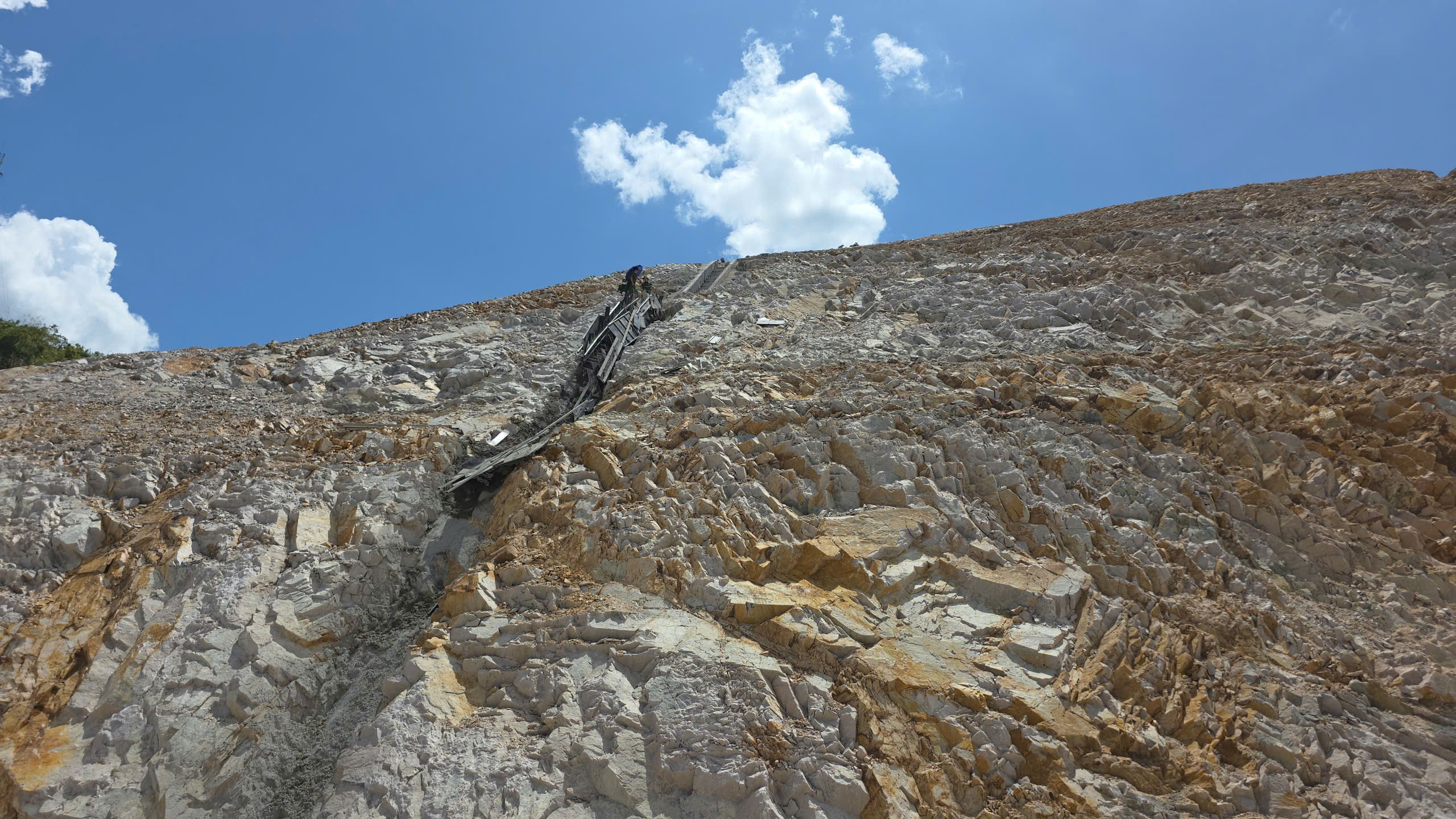 Tai nạn lao động trên cao tốc tuyến Quy Nhơn - Chí Thạnh, 3 người thương vong- Ảnh 1. Tai nạn lao động trên cao tốc tuyến Quy Nhơn - Chí Thạnh, 3 người thương vong- Ảnh 1.