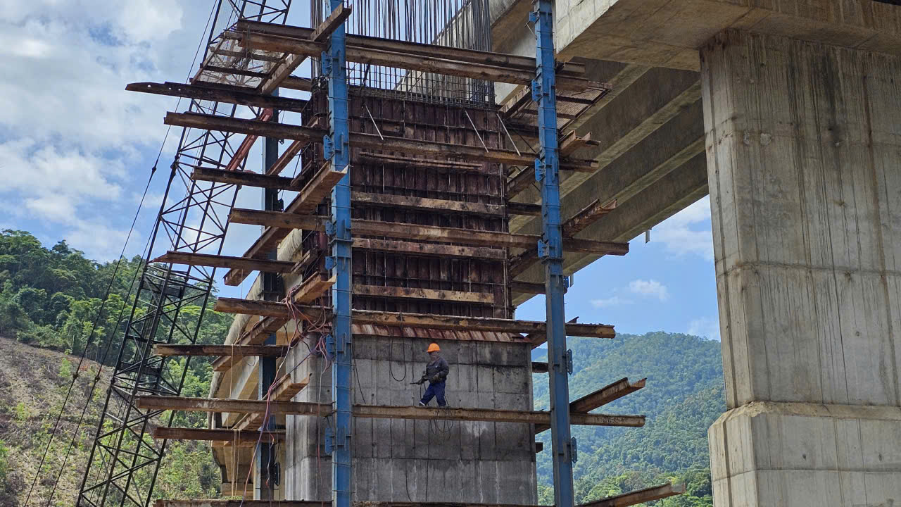 Đẩy nhanh tiến độ 50 cầu tr&ecirc;n cao tốc qua th&agrave;nh phố Huế- Ảnh 13.