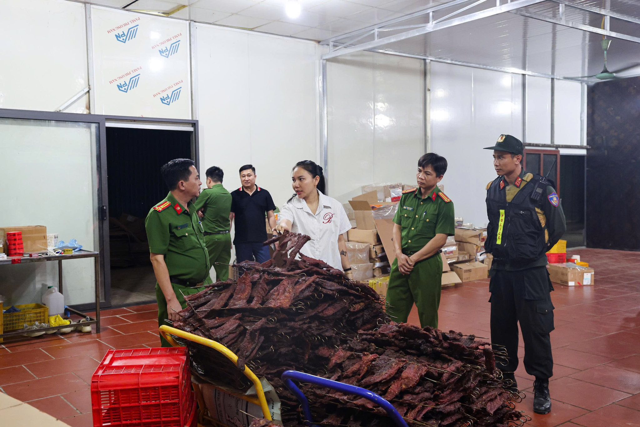 Ph&uacute; Thọ: Ph&aacute;t hiện cơ sở sản xuất "thịt g&aacute;c bếp" bốc m&ugrave;i h&ocirc;i thối- Ảnh 1.