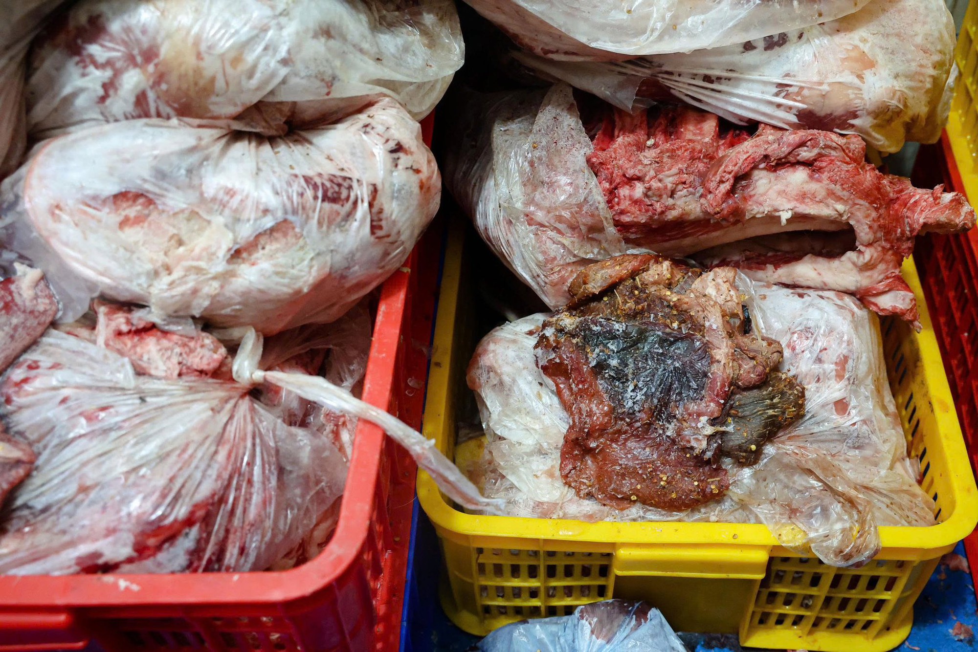 Ph&uacute; Thọ: Ph&aacute;t hiện cơ sở sản xuất "thịt g&aacute;c bếp" bốc m&ugrave;i h&ocirc;i thối- Ảnh 2.