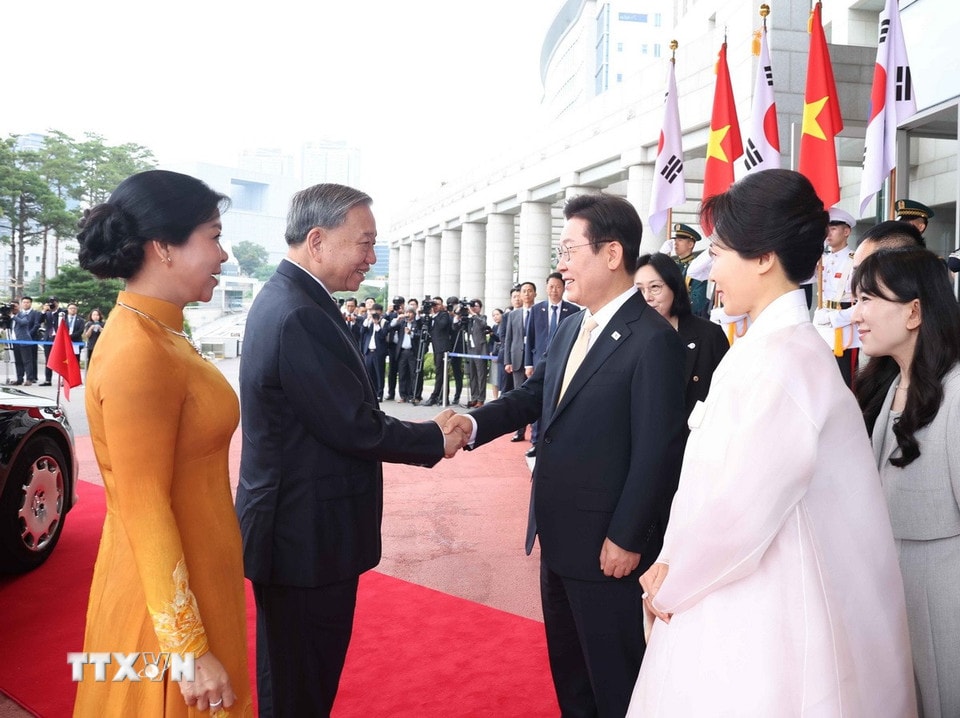 H&agrave;n Quốc bắn 21 loạt đại b&aacute;c ch&agrave;o mừng Tổng B&iacute; thư T&ocirc; L&acirc;m v&agrave; Phu nh&acirc;n- Ảnh 1.