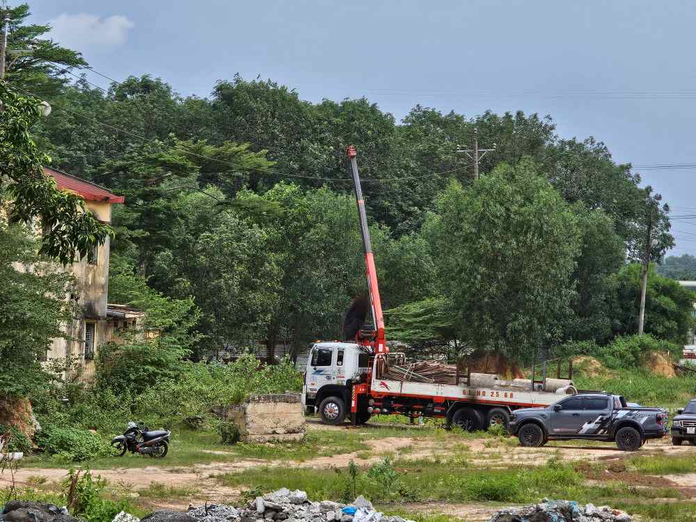 Xe tải cẩu vướng d&acirc;y điện cao thế, một người tử vong- Ảnh 1.