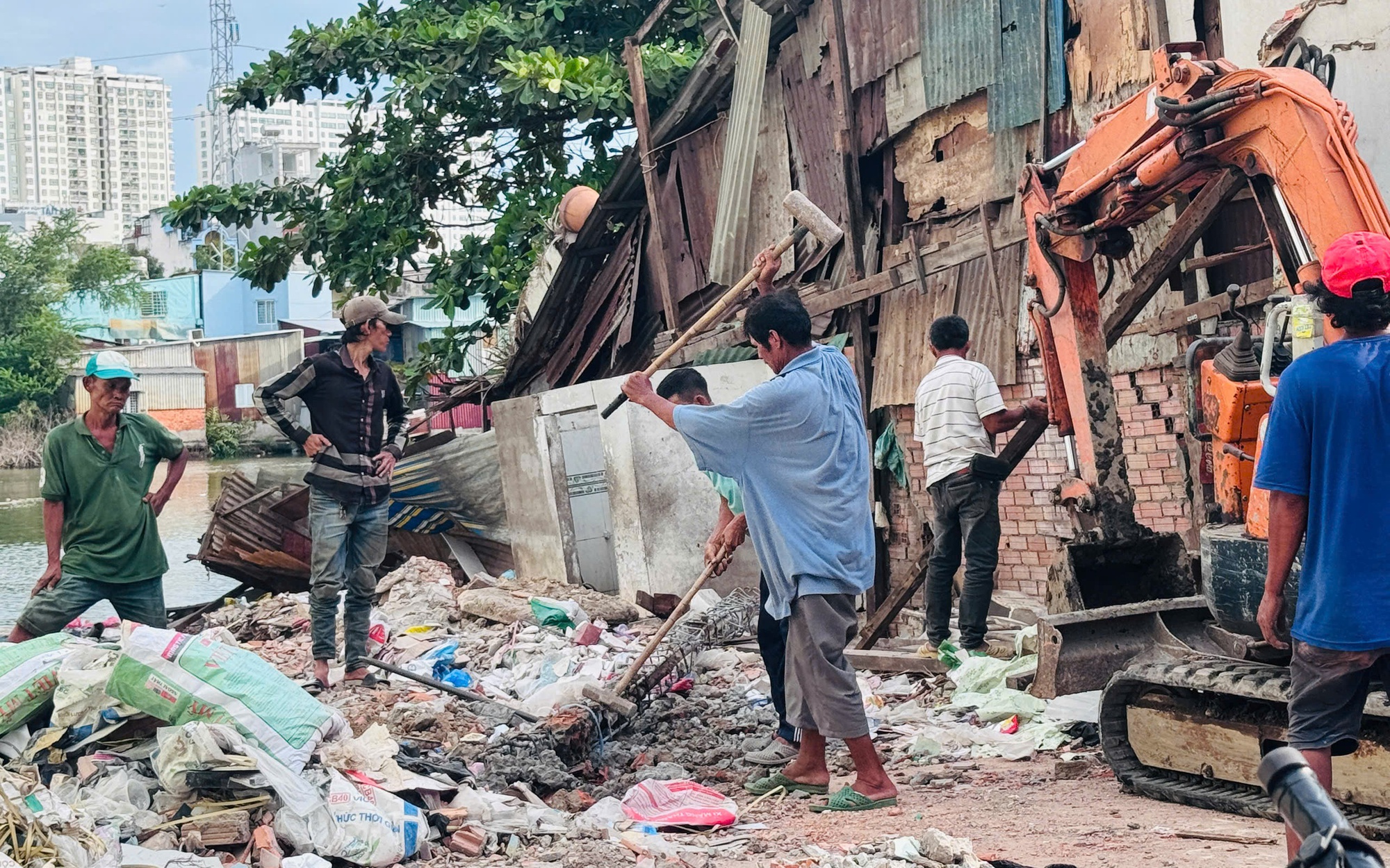 K&ecirc;nh Đ&ocirc;i trước ng&agrave;y khởi c&ocirc;ng: Người d&acirc;n ven k&ecirc;nh hối hả di dời