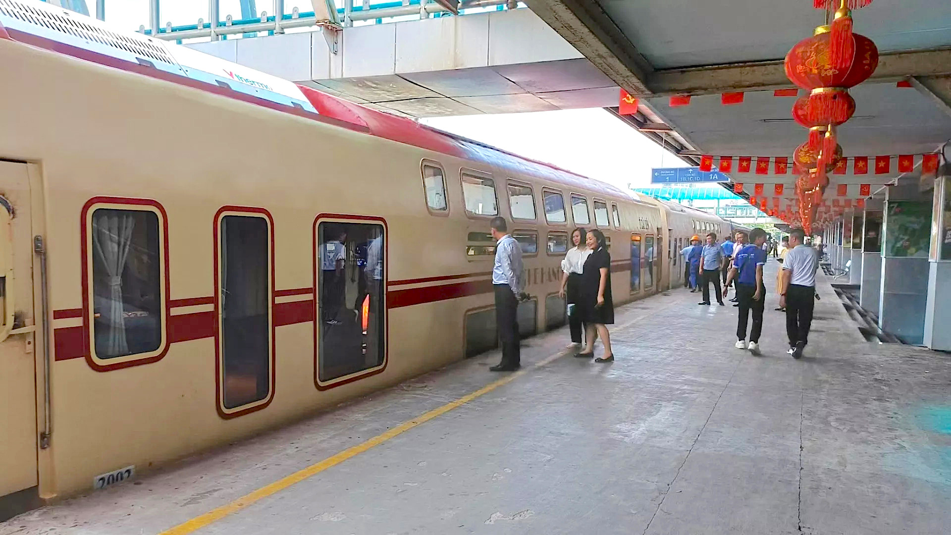 L&ecirc;n t&agrave;u &ldquo;H&agrave; Nội 5 cửa &ocirc;&rdquo;, ngắm phố xưa, nghe ả đ&agrave;o, thưởng vị Tr&agrave;ng An- Ảnh 1.