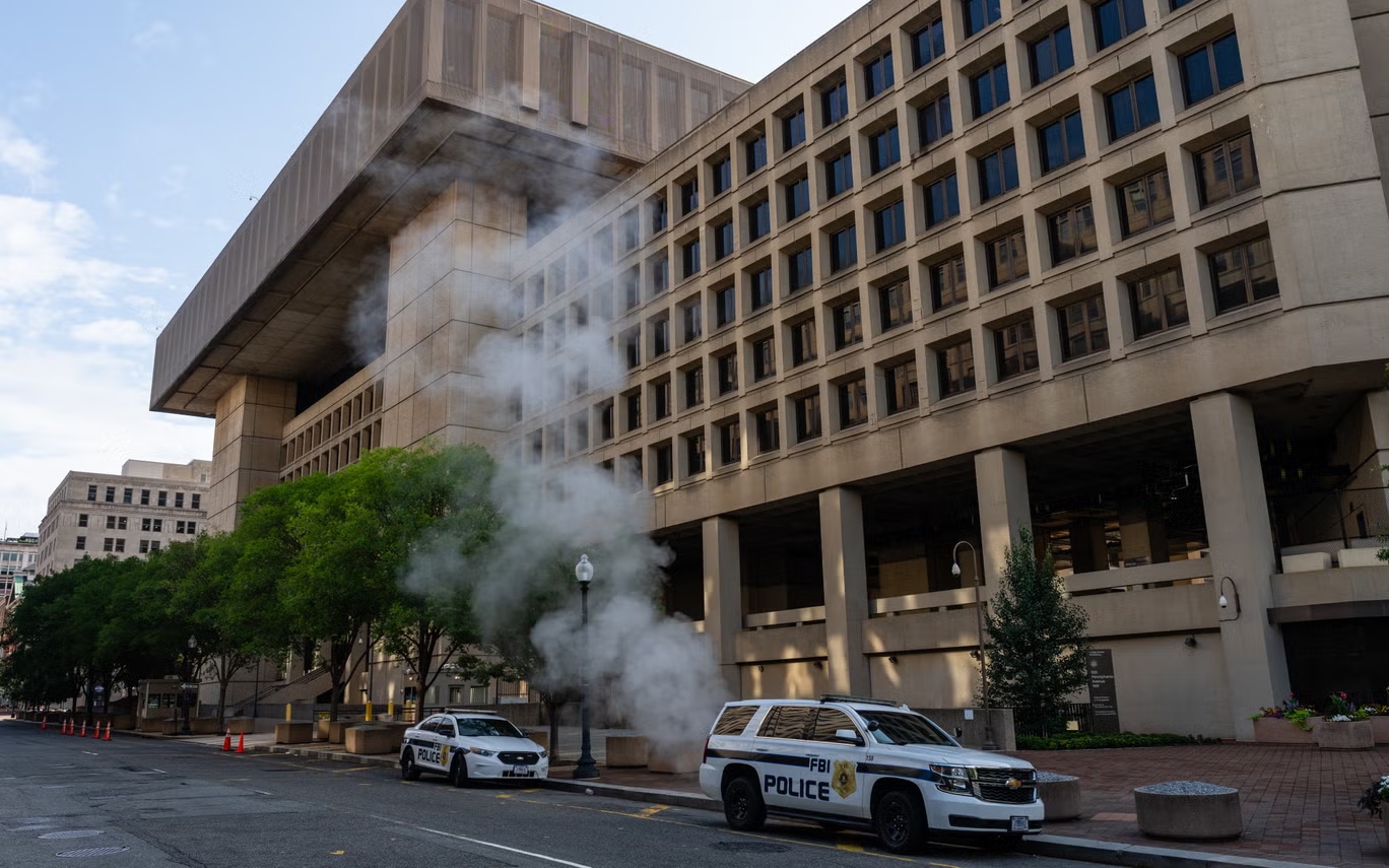 Ông Trump triển khai 800 vệ binh quốc gia tiếp quản lực lượng cảnh sát thủ đô Washington- Ảnh 2. FBI điều khoảng 120 đặc vụ tham gia trấn áp nạn cướp xe ở thủ đô Washington