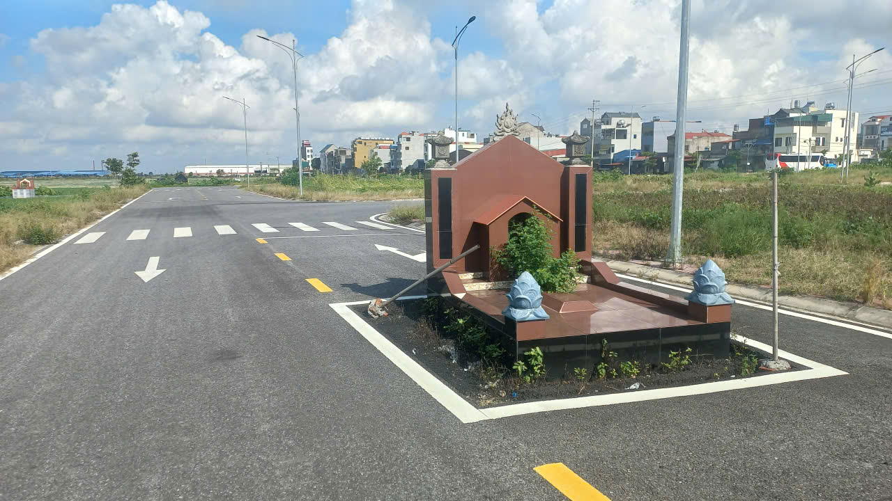 Hải Ph&ograve;ng: Lạ kỳ ng&ocirc;i mộ &aacute;n ngữ giữa đường của khu d&acirc;n cư- Ảnh 1.