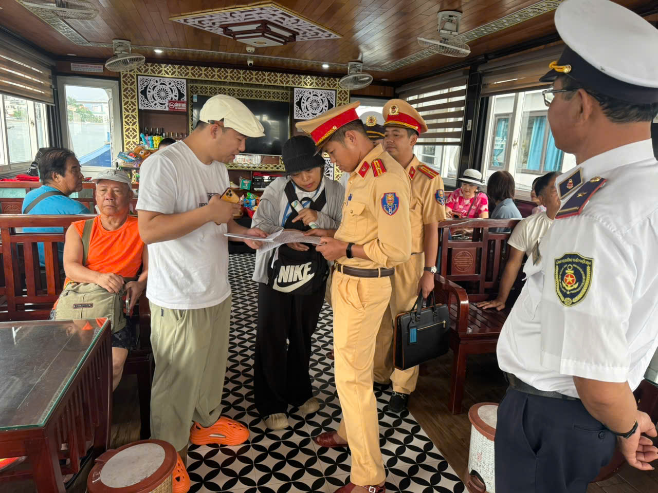 10 ng&agrave;y, Quảng Ninh xử l&yacute; 31 vụ vi phạm giao th&ocirc;ng đường thủy, phạt gần 214 triệu đồng- Ảnh 1.