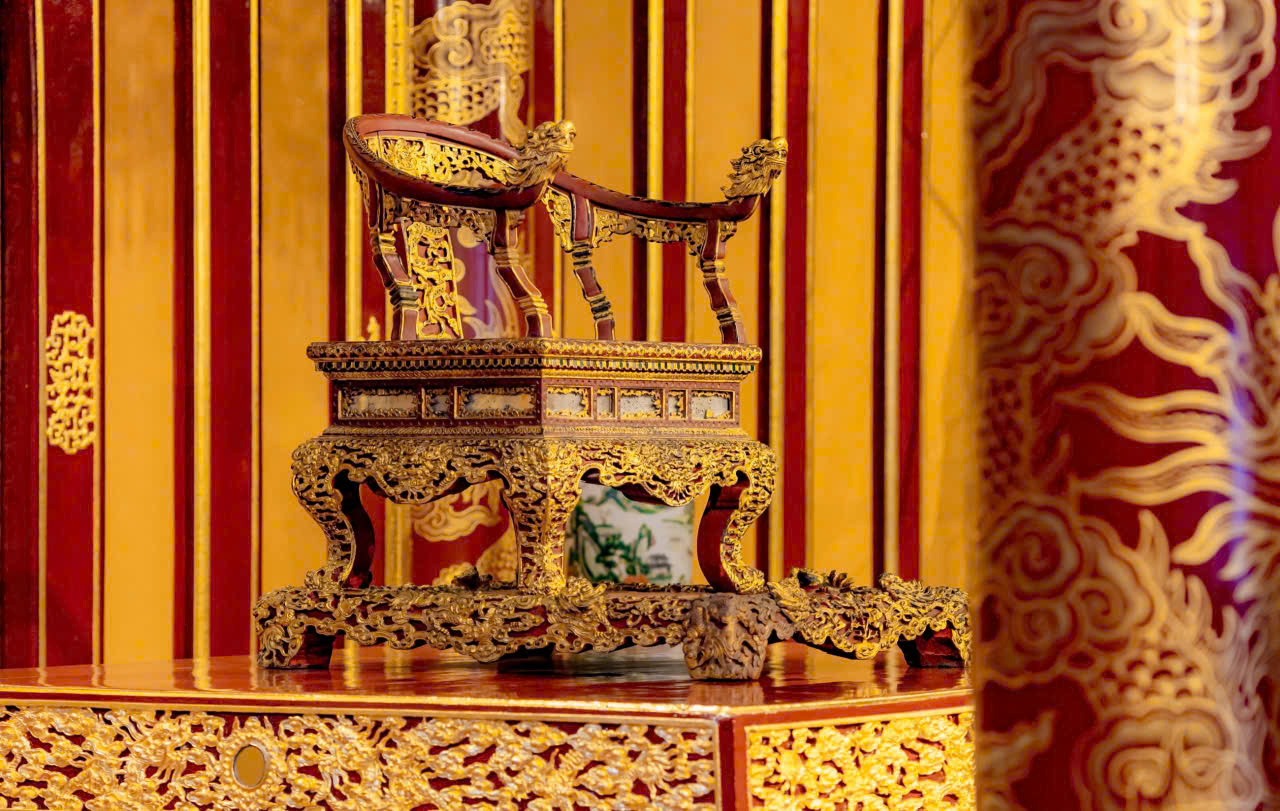Chốt phương án phục chế Ngai vua triều Nguyễn bị khách bẻ gãy- Ảnh 1. Chốt phương án phục chế Ngai vua triều Nguyễn bị khách bẻ gãy- Ảnh 1.