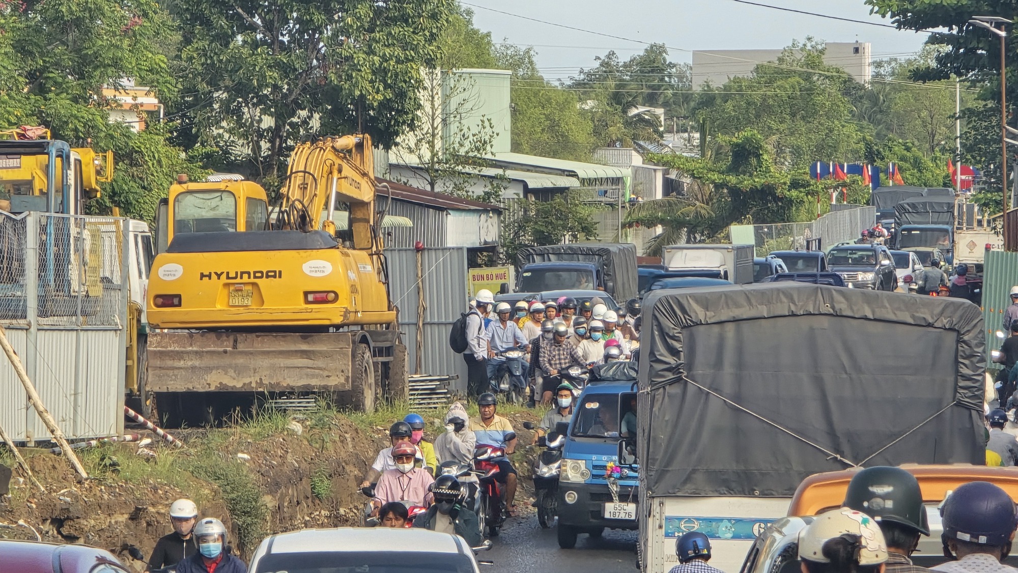 Cần Thơ: D&ograve;ng phương tiện xếp h&agrave;ng d&agrave;i chờ qua cầu tạm &Ocirc; M&ocirc;n sau cơn mưa lớn- Ảnh 3.