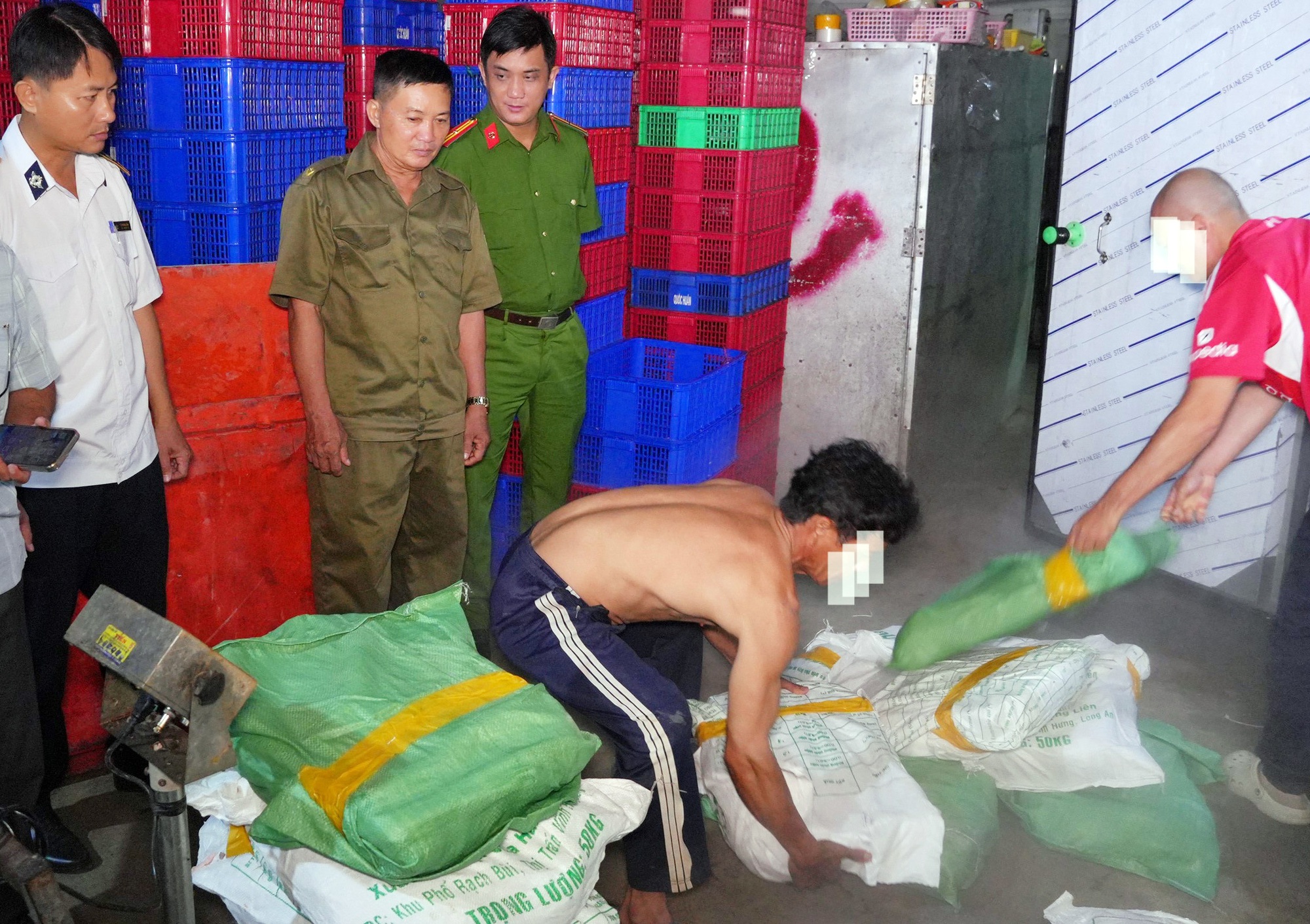 Đồng Th&aacute;p kiểm tra 2 hộ kinh doanh ph&aacute;t hiện hơn 5 tấn thịt, mỡ kh&ocirc;ng nguồn gốc- Ảnh 1.