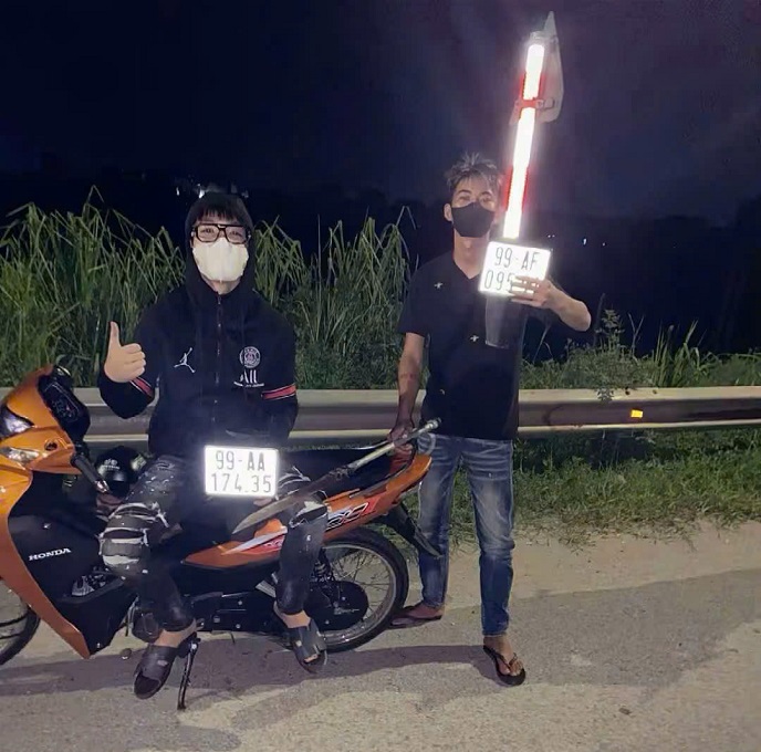 Tạm giữ 4 thanh, thiếu ni&ecirc;n ch&eacute;m biển số xe m&aacute;y rồi khoe l&ecirc;n mạng x&atilde; hội- Ảnh 1.