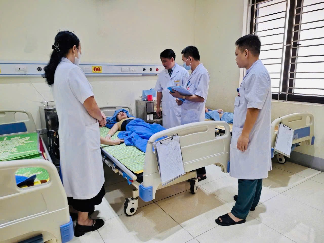 Vụ l&ugrave;i xe ở nh&agrave; văn h&oacute;a, b&eacute; trai 8 tuổi tử vong: C&aacute;c nạn nh&acirc;n bị thương hiện ra sao?- Ảnh 1.