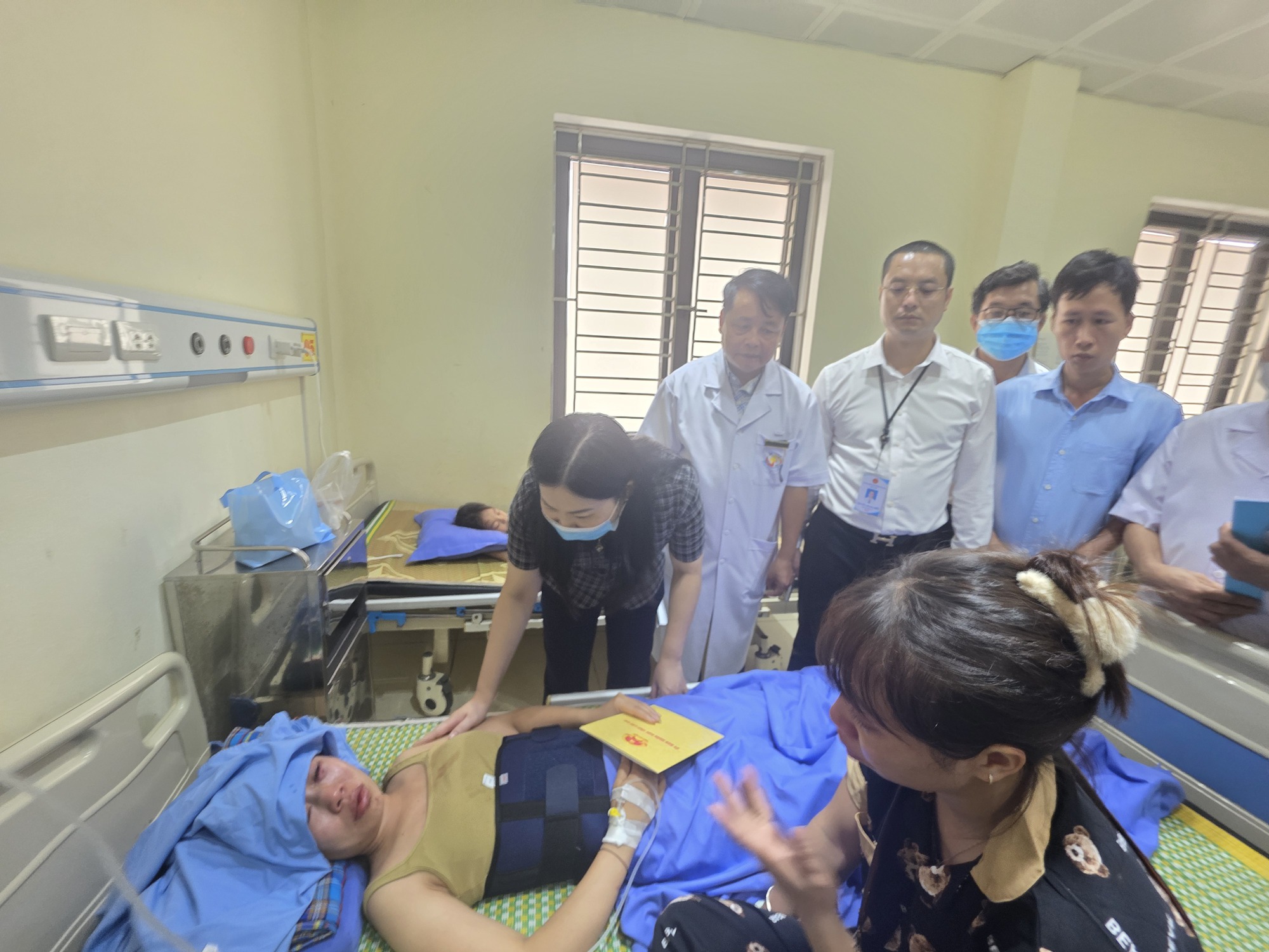 Bất ngờ danh t&iacute;nh t&agrave;i xế l&ugrave;i xe khiến b&eacute; 8 tuổi tử vong, 11 người bị thương ở L&agrave;o Cai- Ảnh 2.