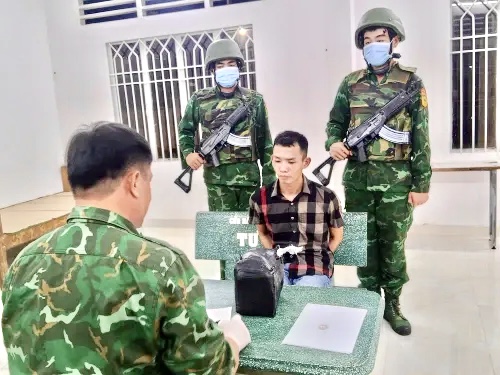 T&acirc;y Ninh: Bắt giữ đối tượng vận chuyển gần 3,7kg ma t&uacute;y từ Campuchia v&agrave;o Việt Nam- Ảnh 1.
