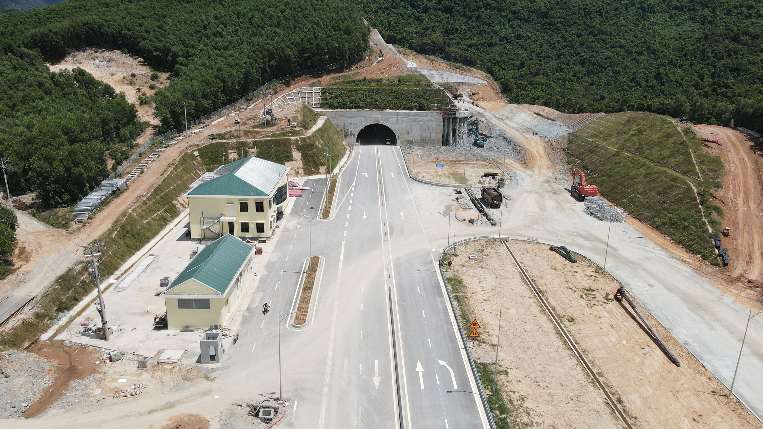 Ngắm khung cảnh h&ugrave;ng vĩ tr&ecirc;n tuyến cao tốc Vũng &Aacute;ng - B&ugrave;ng trước ng&agrave;y th&ocirc;ng tuyến- Ảnh 5.