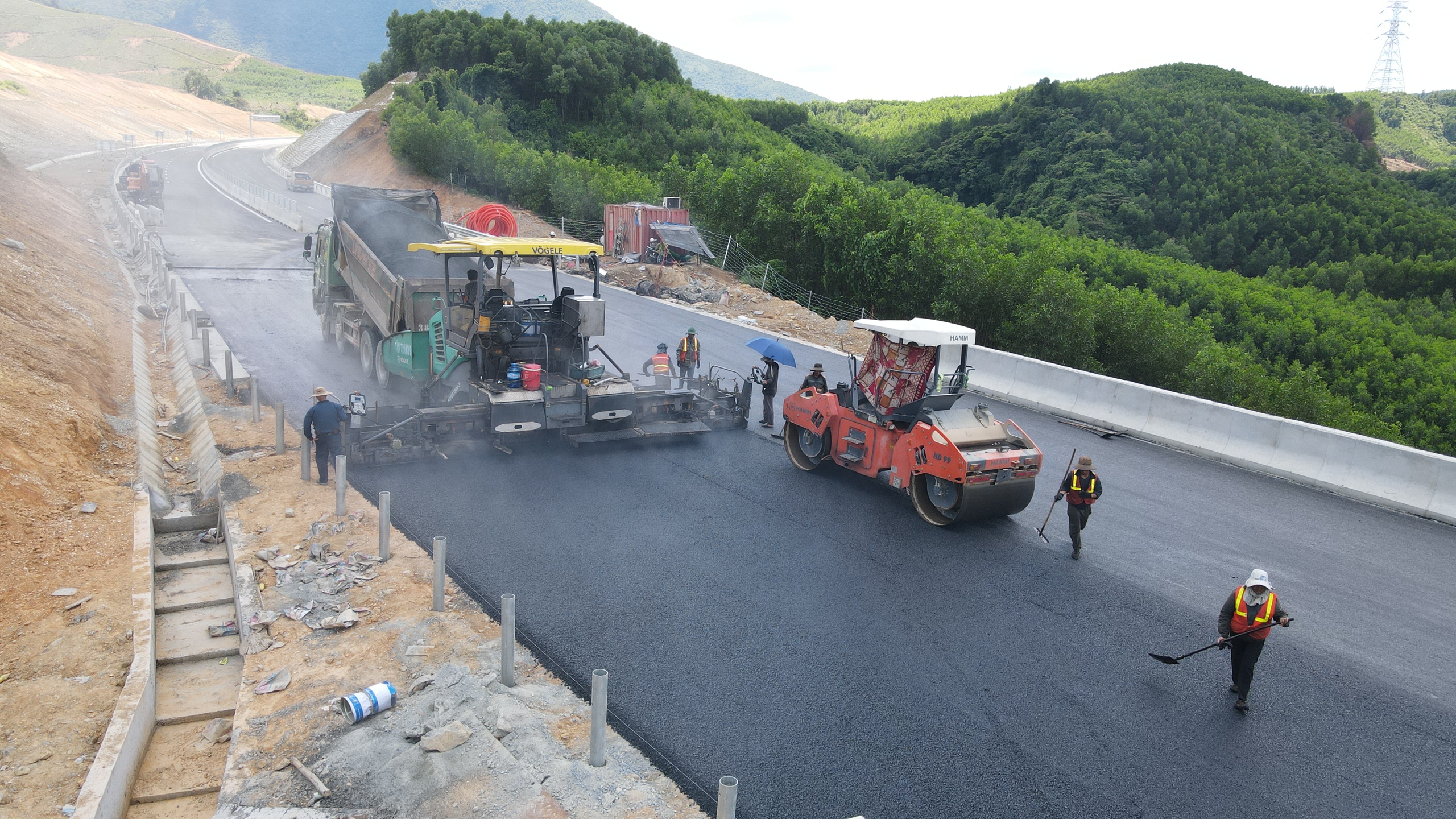 Ngắm khung cảnh h&ugrave;ng vĩ tr&ecirc;n tuyến cao tốc Vũng &Aacute;ng - B&ugrave;ng trước ng&agrave;y th&ocirc;ng tuyến- Ảnh 2.