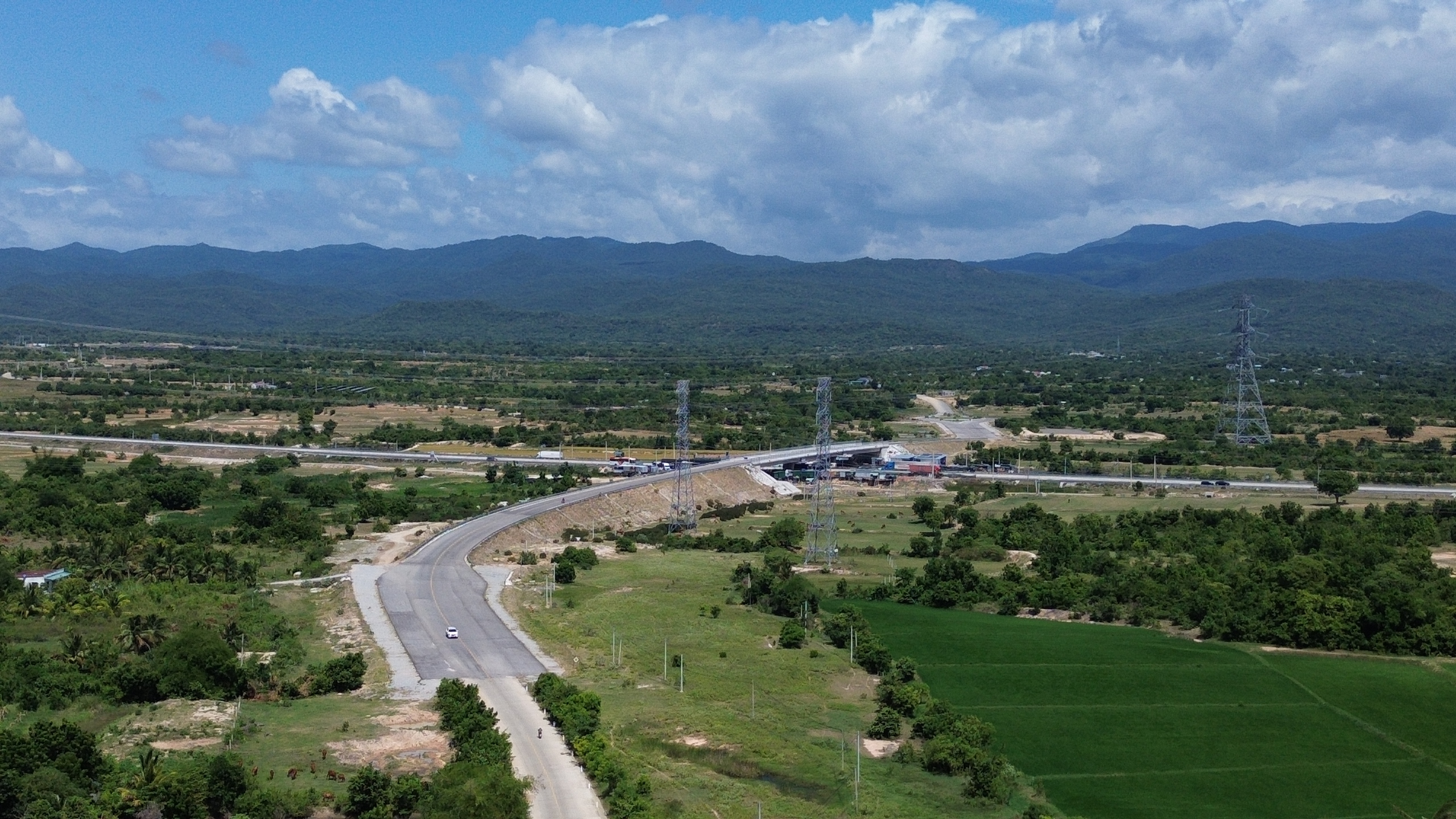 Đầu năm 2026, kh&eacute;p k&iacute;n đường nối cao tốc Cam L&acirc;m - Vĩnh Hảo đến cảng biển C&agrave; N&aacute;- Ảnh 2.