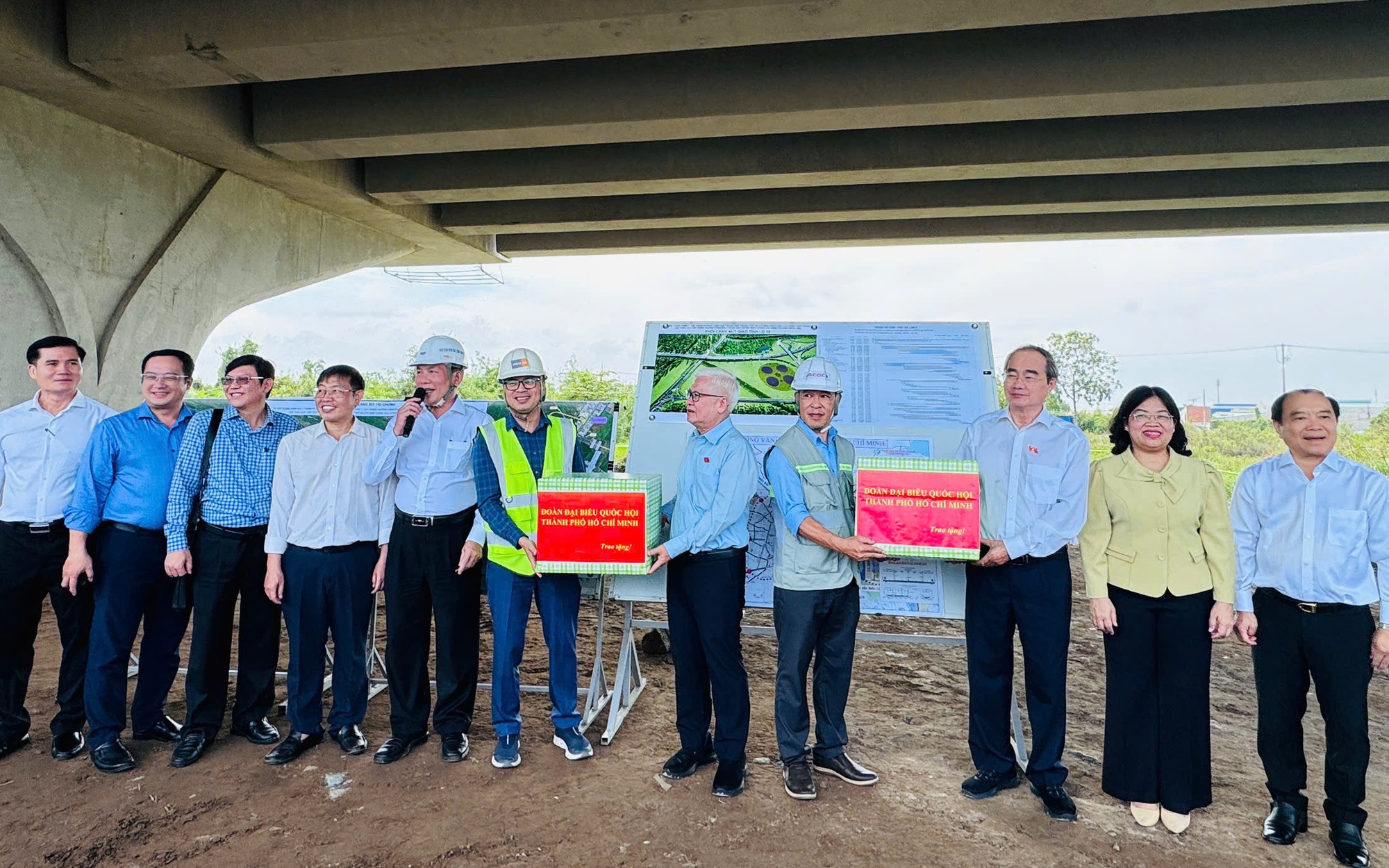 TP.HCM: Tai nạn nghiêm trọng tại công trường Vành đai 3, hai người thương vong- Ảnh 2. Đoàn ĐBQH TP.HCM kiểm tra dự án Vành đai 3, kênh Tham Lương - Bến Cát - rạch Nước Lên