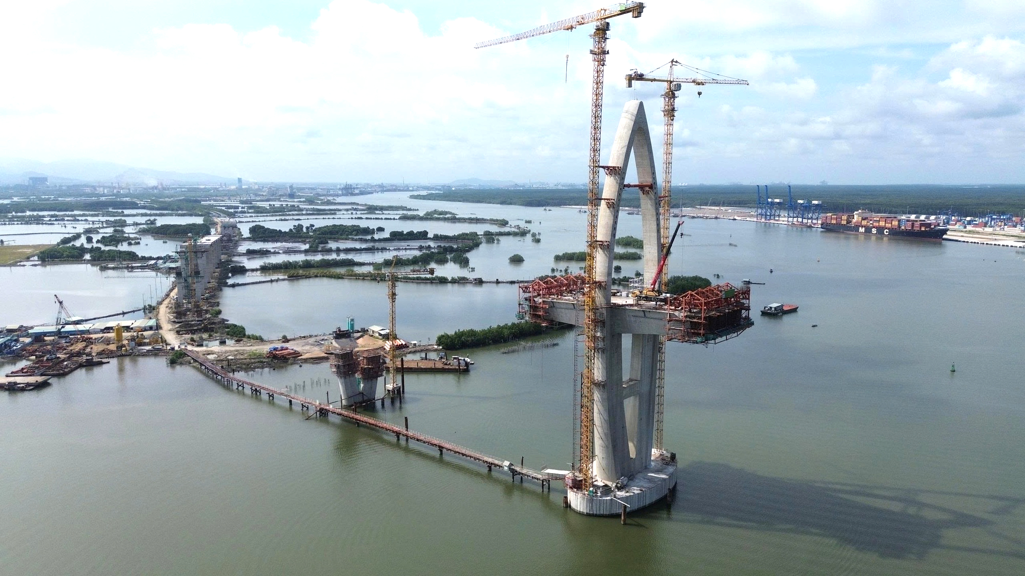 Cầu Phước An gần 5.000 tỷ đồng: Thi c&ocirc;ng 3 ca, 4 k&iacute;p để về đ&iacute;ch đ&uacute;ng hẹn 2027- Ảnh 1.