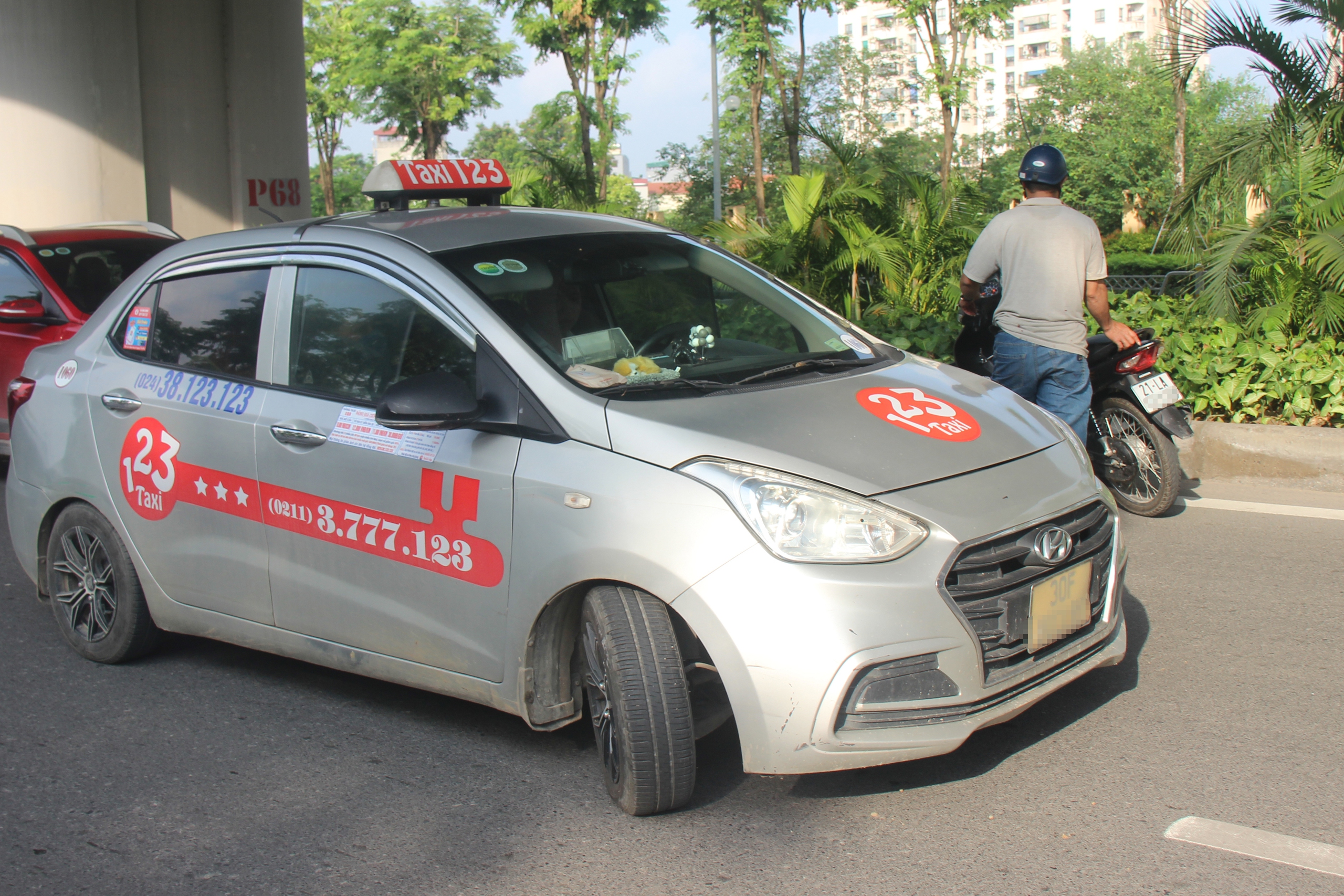 CSGT H&agrave; Nội tăng cường phạt nguội xe m&aacute;y lấn l&agrave;n &ocirc; t&ocirc; tr&ecirc;n đường ph&acirc;n l&agrave;n cứng- Ảnh 7.