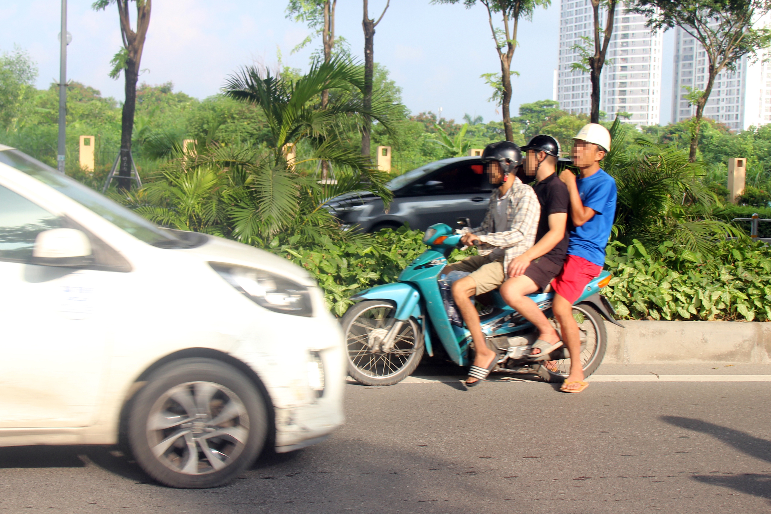 CSGT H&agrave; Nội tăng cường phạt nguội xe m&aacute;y lấn l&agrave;n &ocirc; t&ocirc; tr&ecirc;n đường ph&acirc;n l&agrave;n cứng- Ảnh 6.