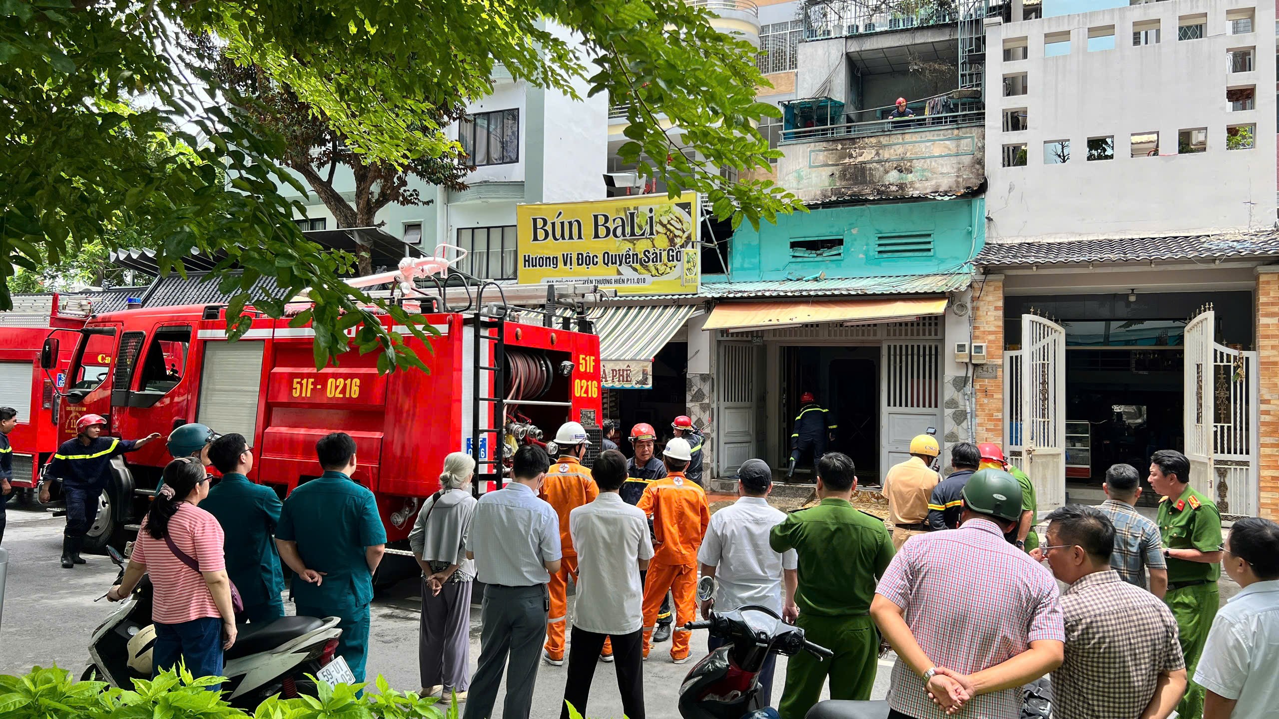 Ph&aacute; cửa cứu cụ b&agrave; ngồi xe lăn v&agrave; hai ch&aacute;u nhỏ trong đ&aacute;m ch&aacute;y nh&agrave; 3 tầng ở TP.HCM- Ảnh 1.