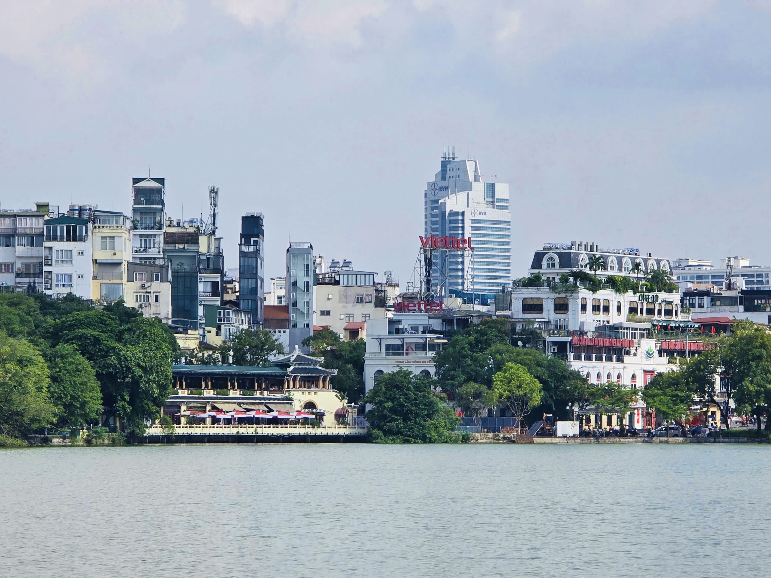H&agrave; Nội: Khẩn trương ph&aacute; dỡ một phần nh&agrave; h&agrave;ng Thủy Tạ, kh&ocirc;i phục kiến tr&uacute;c c&ocirc;ng tr&igrave;nh- Ảnh 1.