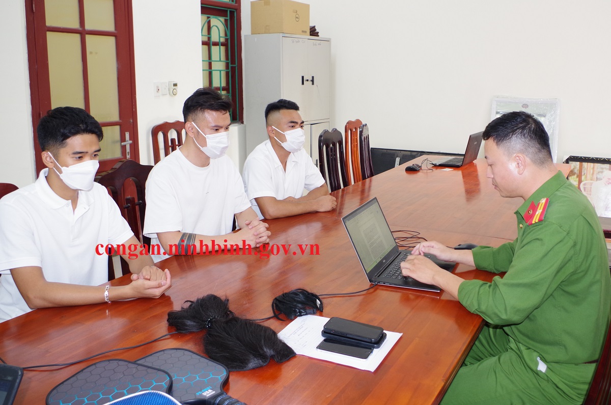 Ninh Bình: Công an làm việc với 3 người dàn dựng clip sai sự thật trên xe Mercedes- Ảnh 1. Ninh Bình: Công an làm việc với 3 người dàn dựng clip sai sự thật trên xe Mercedes- Ảnh 1.
