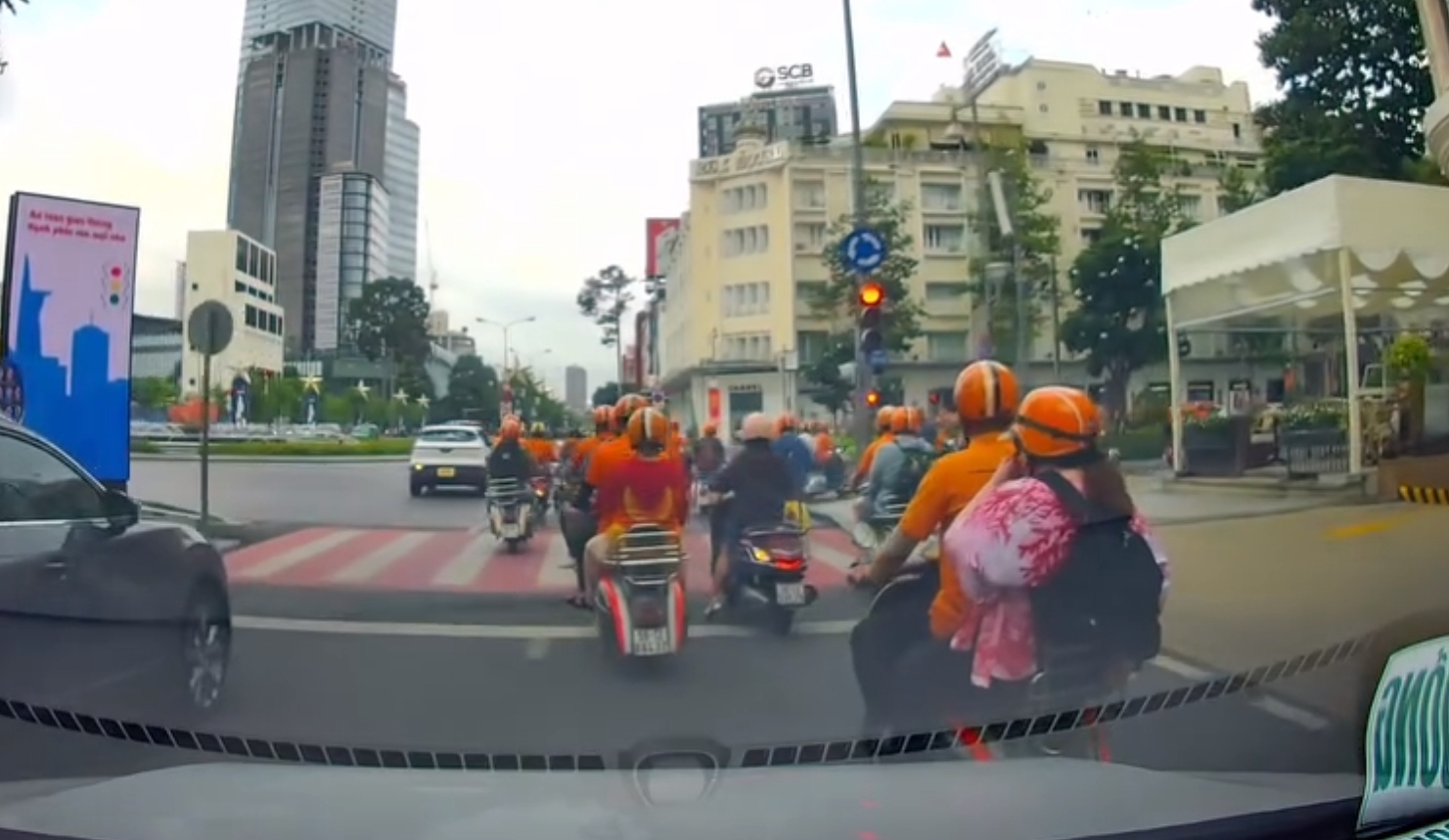 Xử phạt nh&oacute;m người đi xe m&aacute;y mặc đồng phục đồng loạt vượt đ&egrave;n đỏ tại trung t&acirc;m TP.HCM- Ảnh 1.